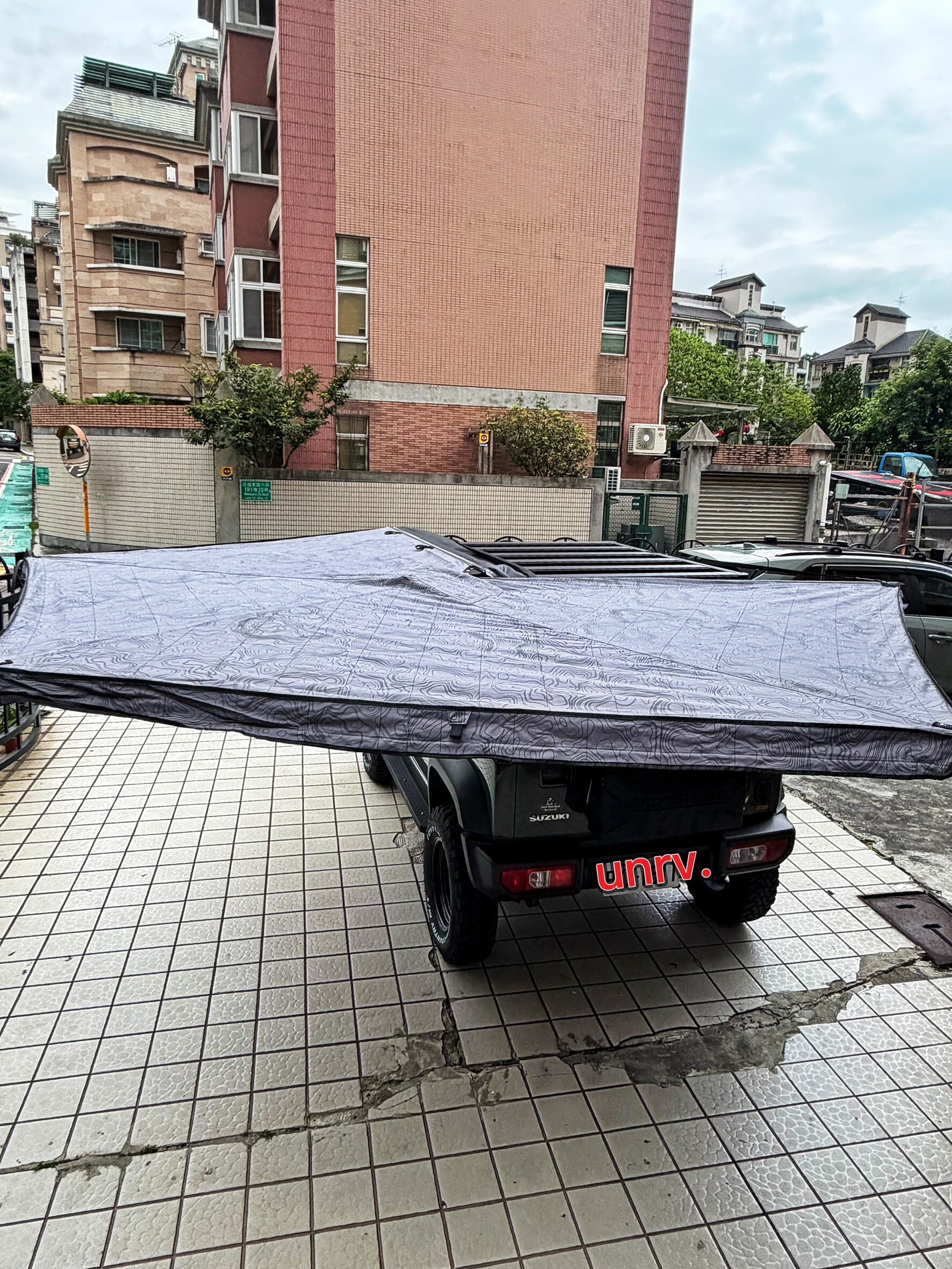 Suzuki Jimny JB74 安裝 YAKIMA OverNOut 270 2.25 扇形車邊帳｜unrv.台灣專業安裝