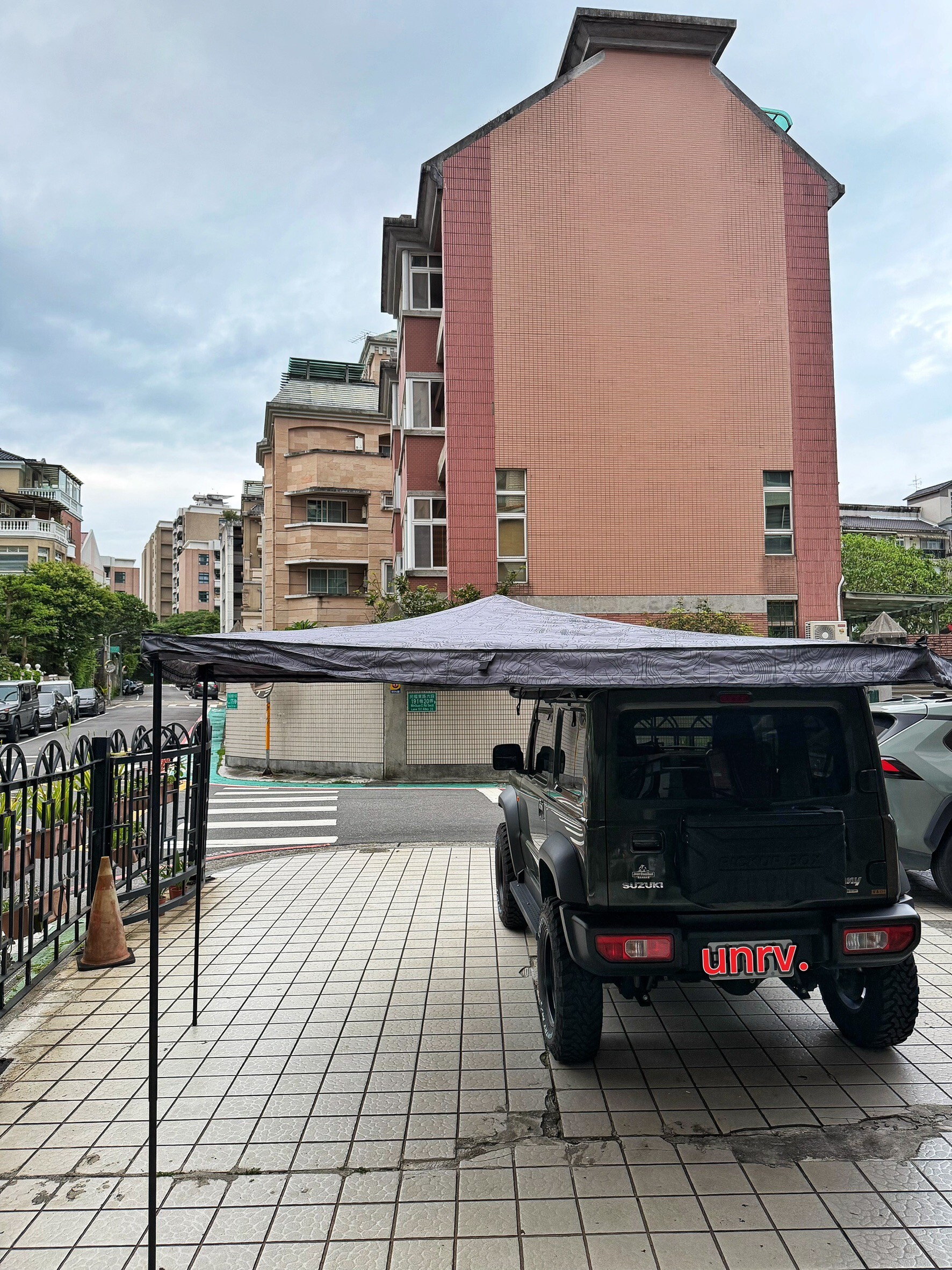 Jimny JB74 YAKIMA OverNOut 270 2.25 車邊帳實車安裝案例
