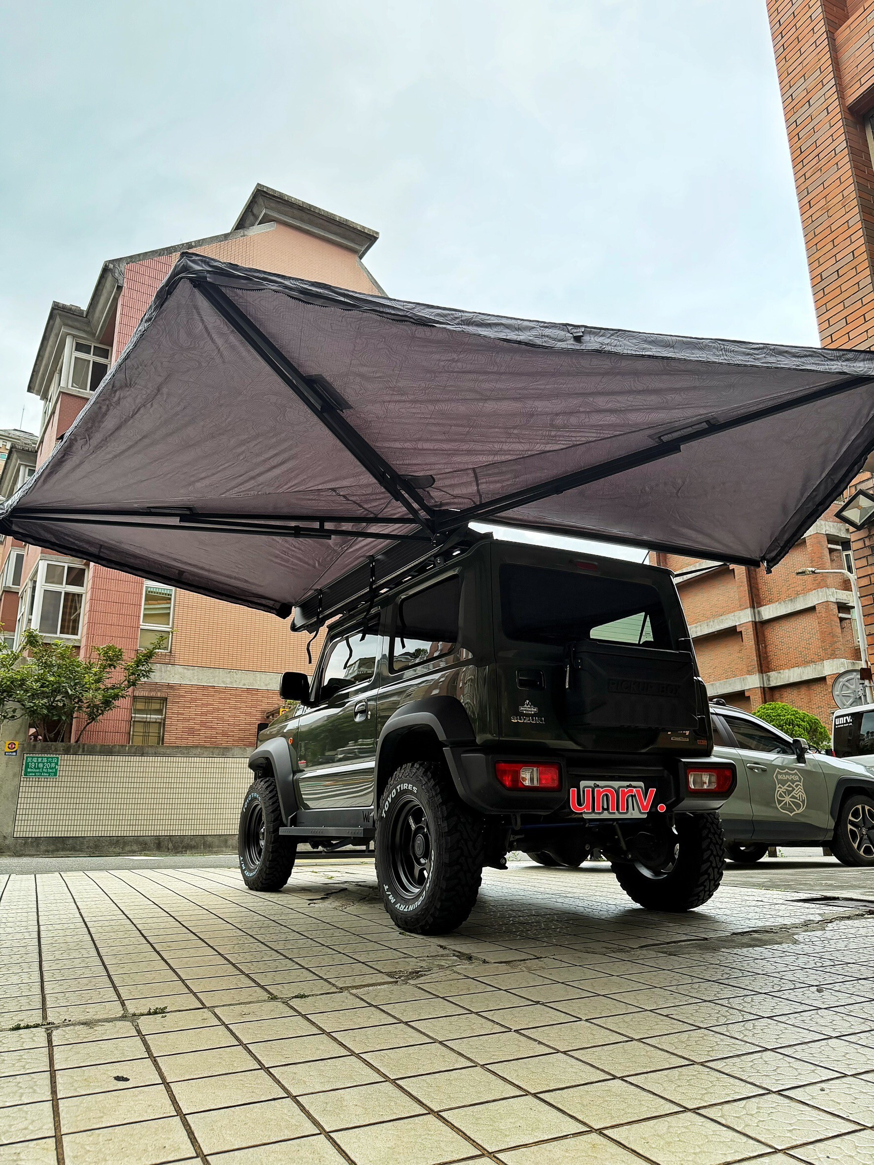 YAKIMA OverNOut 270 蝙蝠帳安裝於 Suzuki Jimny JB74
