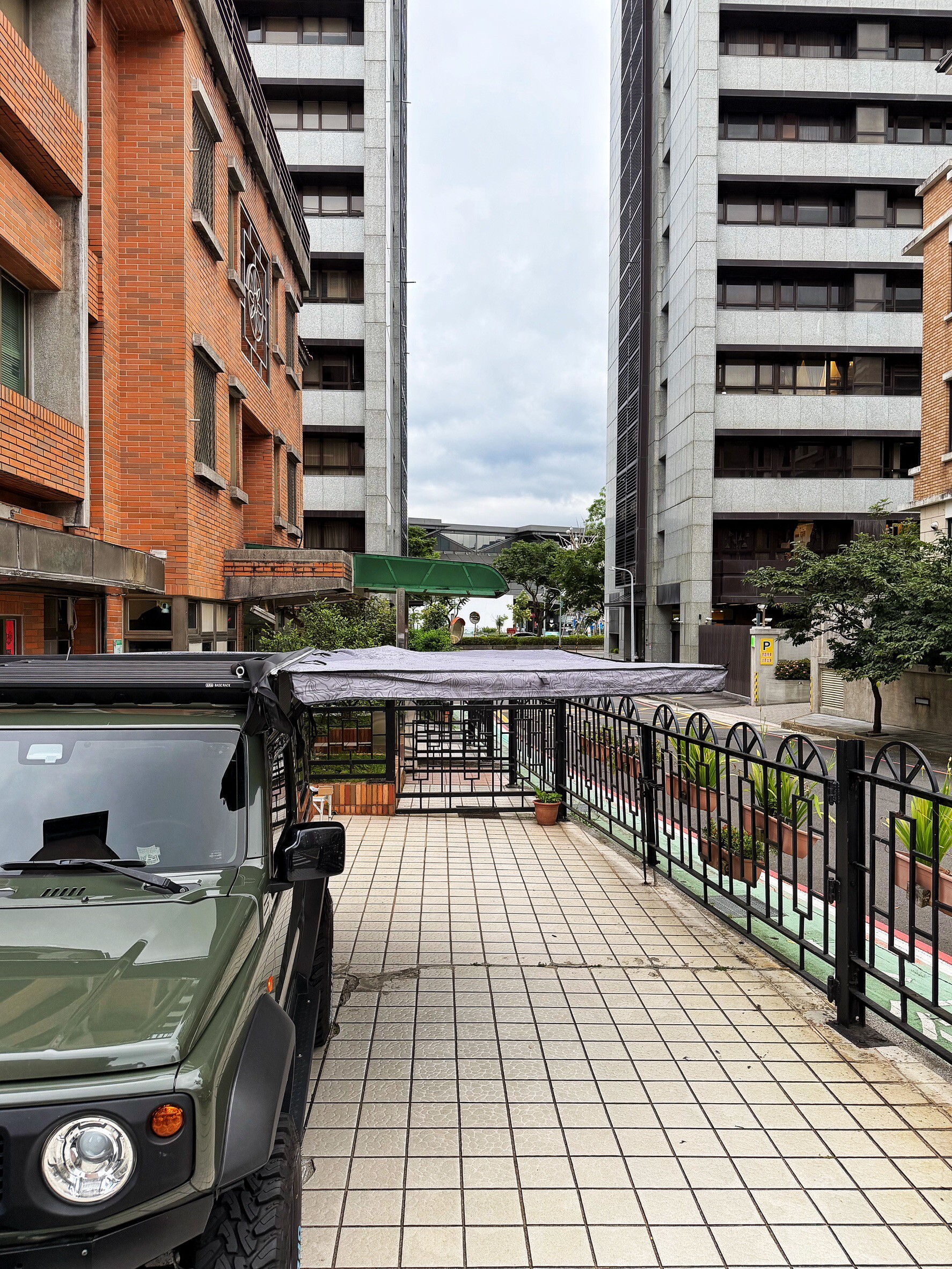 Suzuki Jimny JB74 露營車泊搭配 YAKIMA 270 車邊帳