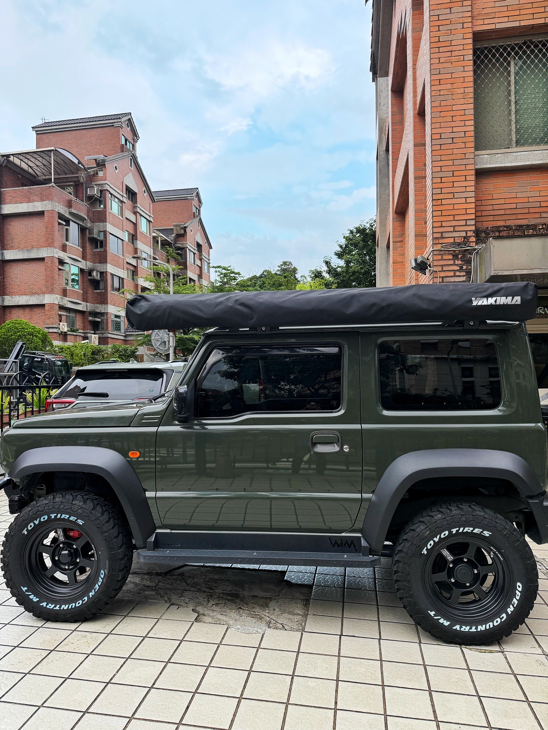 YAKIMA OverNOut 270 vehicle awning installed on Suzuki Jimny JB74