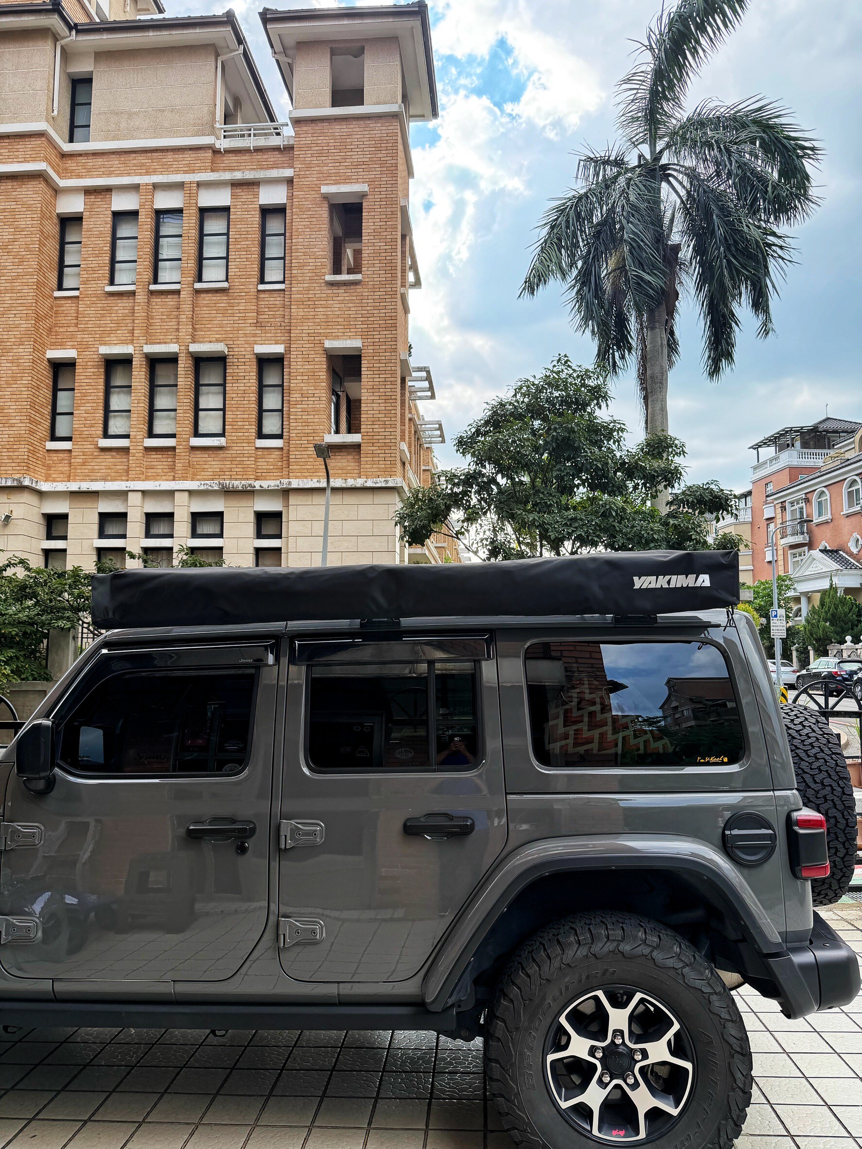 Jeep Wrangler 安裝 YAKIMA OverNOut 270 XL 車邊帳｜unrv.台灣專業安裝