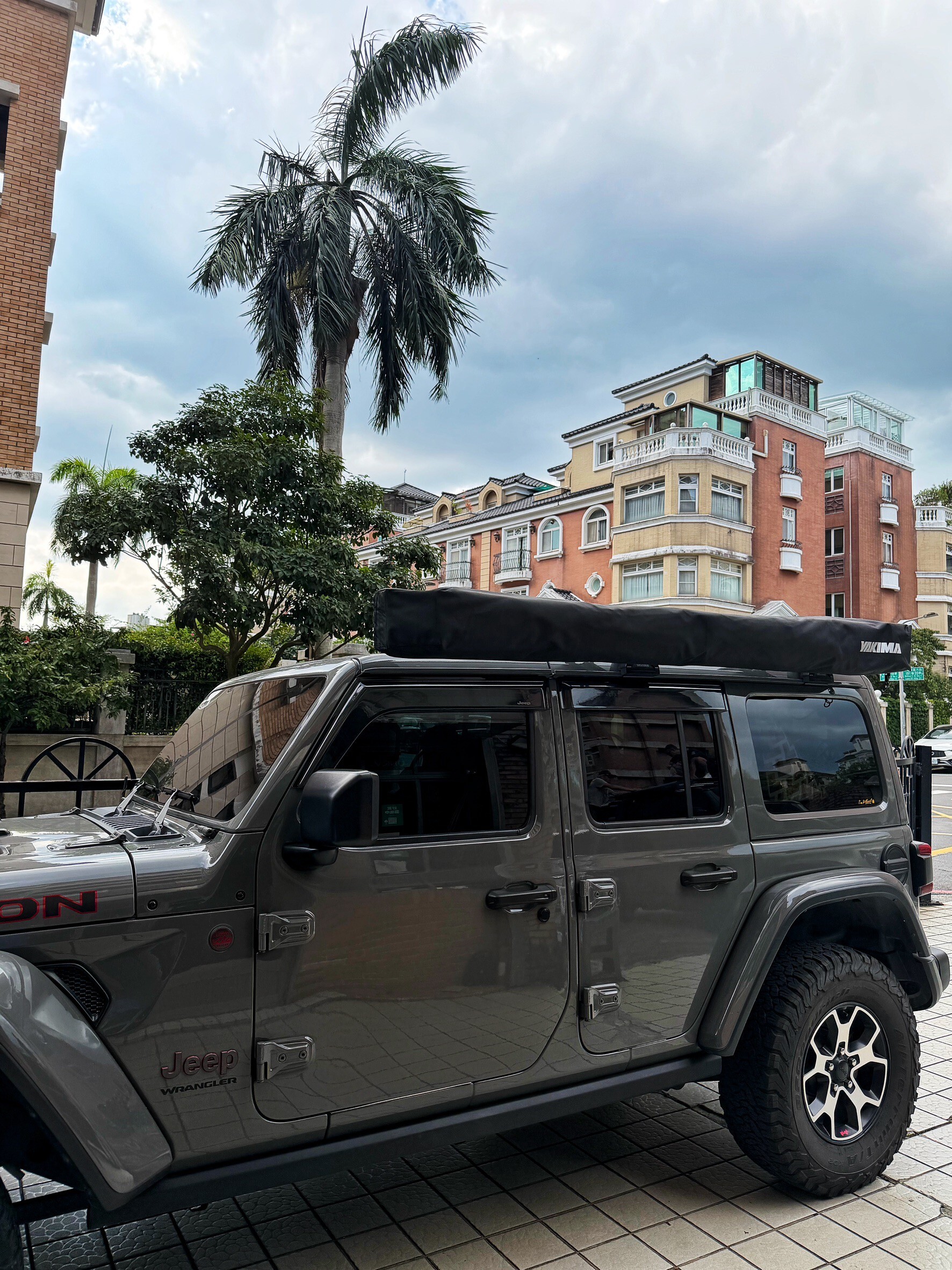 Wrangler Rubicon YAKIMA OverNOut 270 XL 扇形車邊帳實車安裝案例