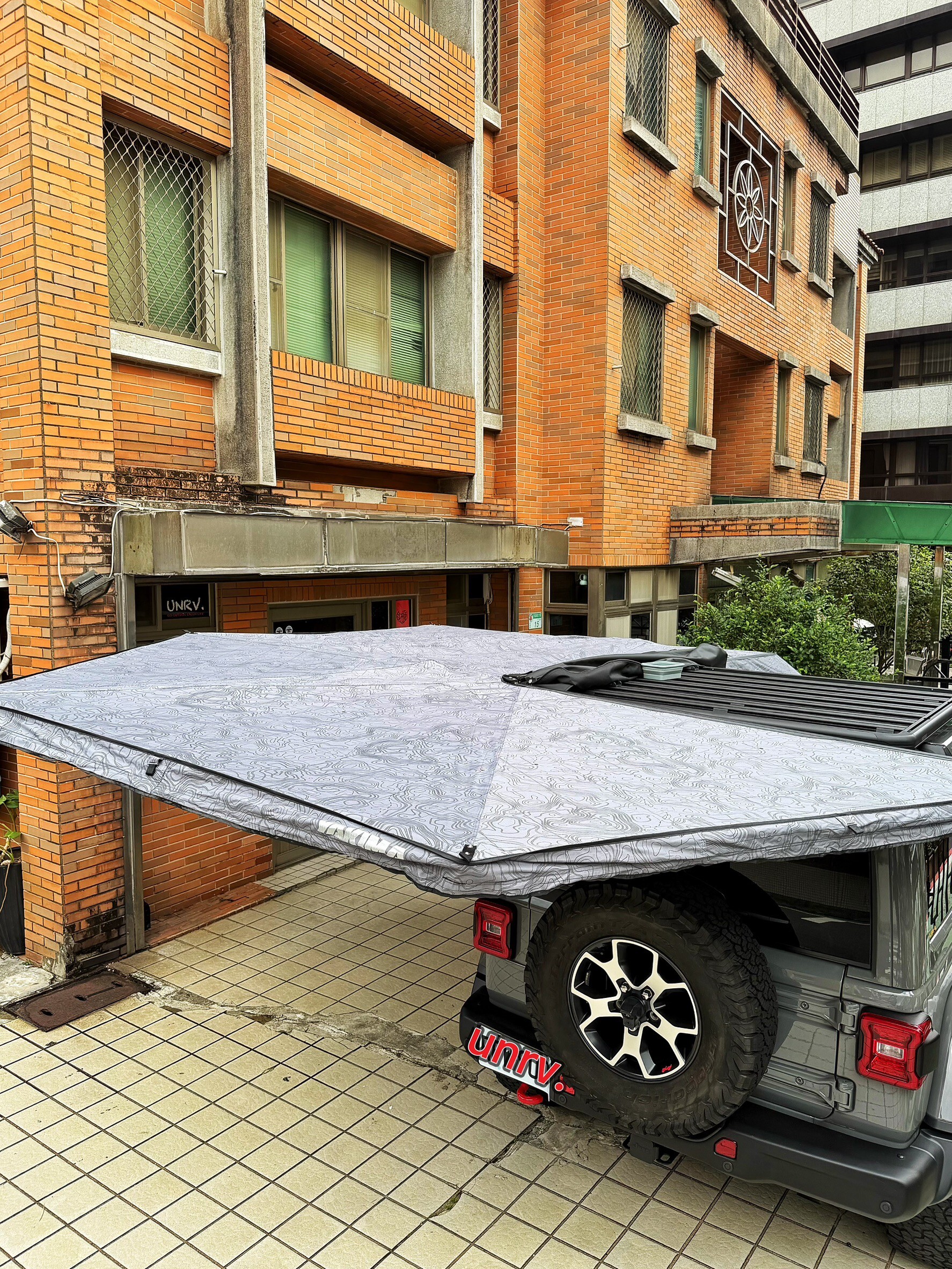 YAKIMA OverNOut 270 XL 蝙蝠帳安裝於 Jeep Wrangler