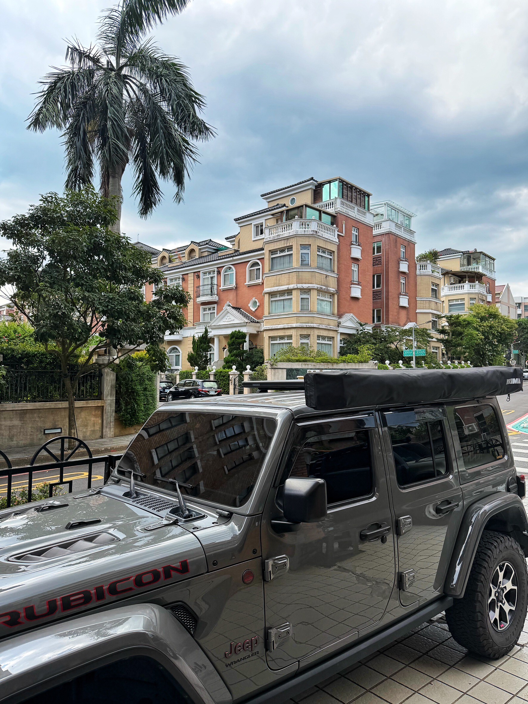YAKIMA OverNOut 270 XL vehicle awning installed on Jeep Wrangler