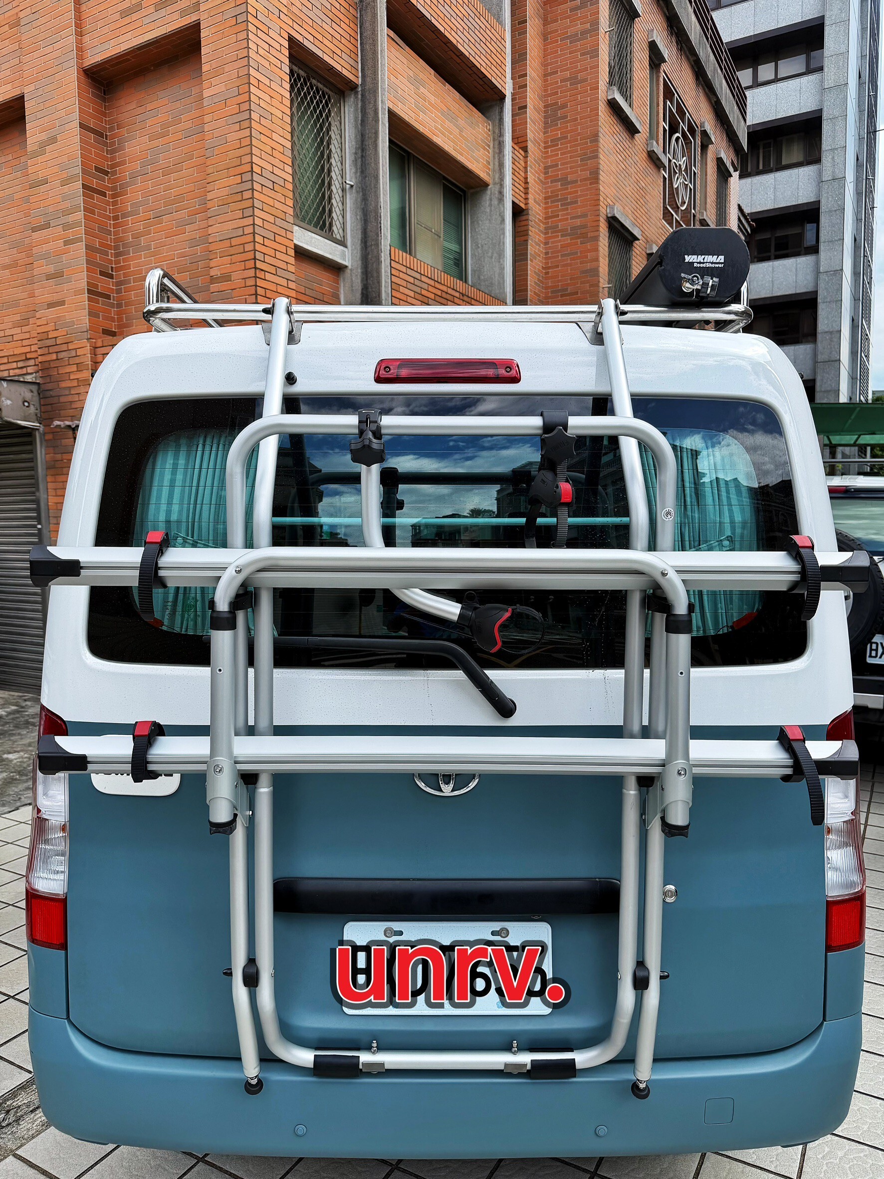 Toyota TownAce 安裝 FIAMMA Carry-Bike 車尾單車架｜unrv.台灣專業安裝