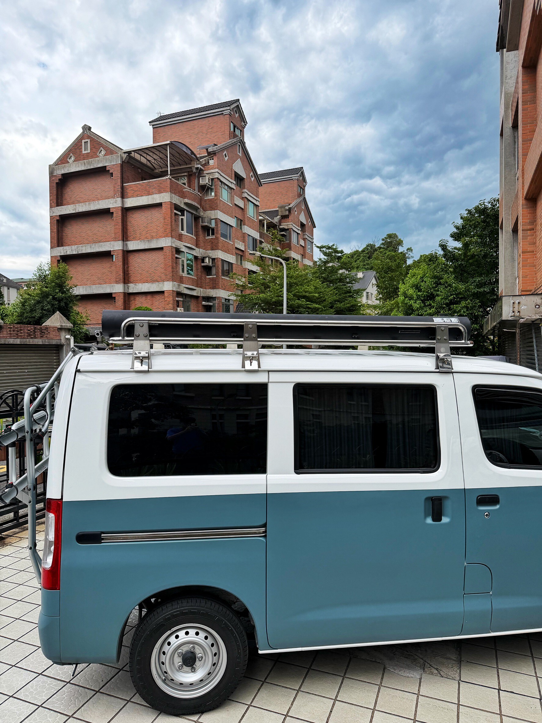 Toyota TownAce｜YAKIMA RoadShower 7G / 10G 加壓儲水器 淋浴水箱｜unrv.台灣專業安裝