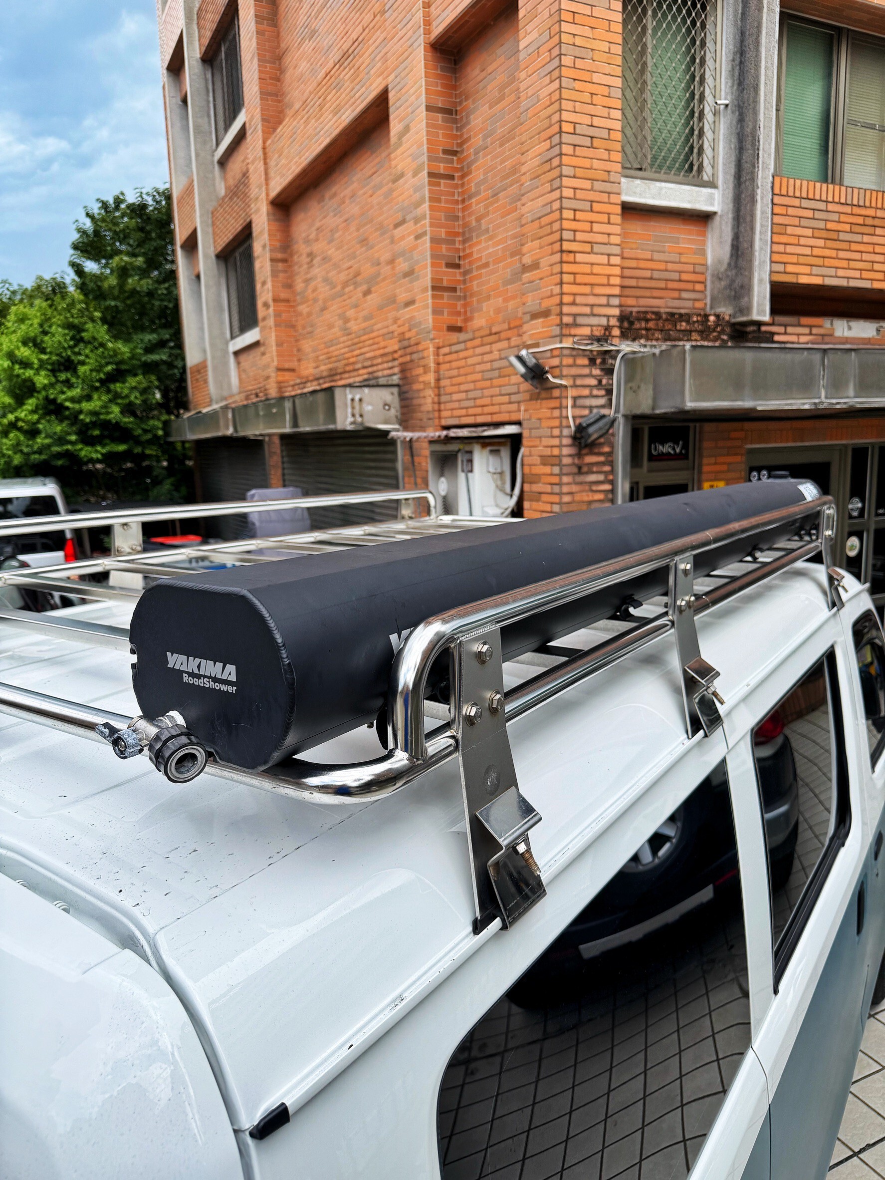 Toyota TownAce｜YAKIMA RoadShower 7G / 10G 加壓儲水器 淋浴水箱｜unrv.台灣專業安裝