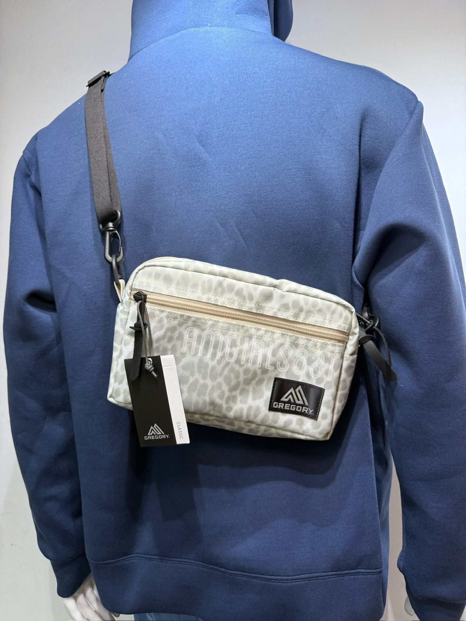 GREGORY PADDED SHOULDER POUCH M Snow Leopard