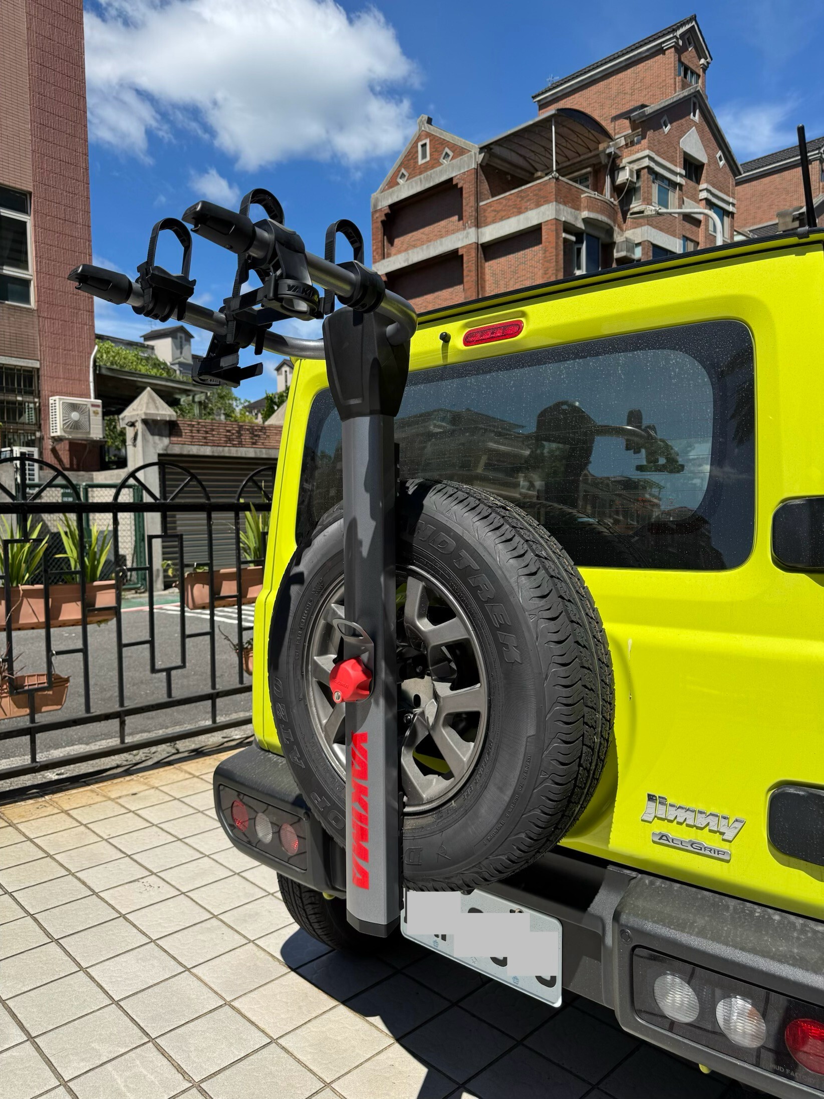 Suzuki Jimny JB74 後掛式單車架與備胎安裝配置