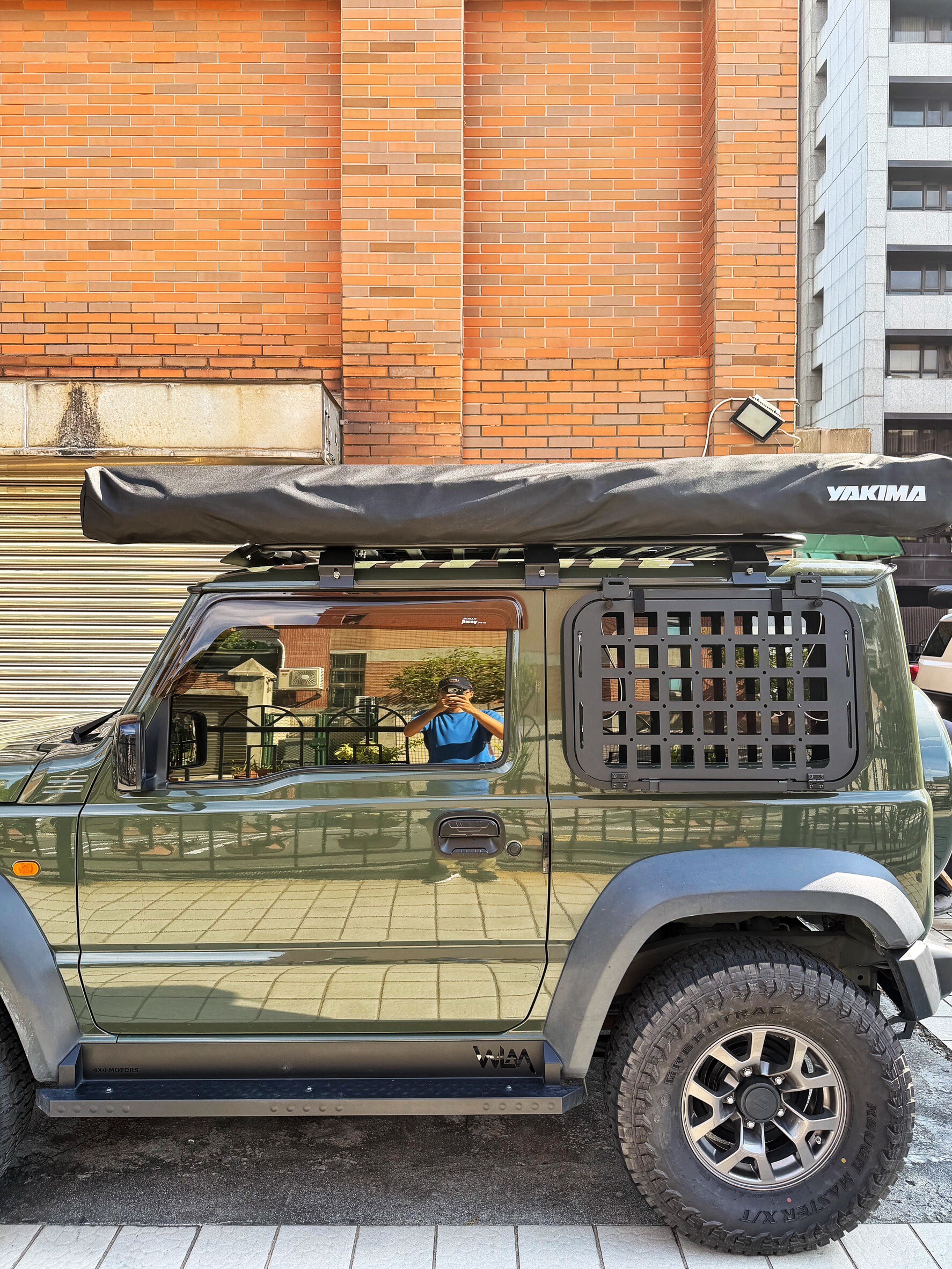 Suzuki Jimny JB74 安裝 YAKIMA OverNOut 270 2.25 m 扇形車邊帳｜unrv.台灣專業安裝