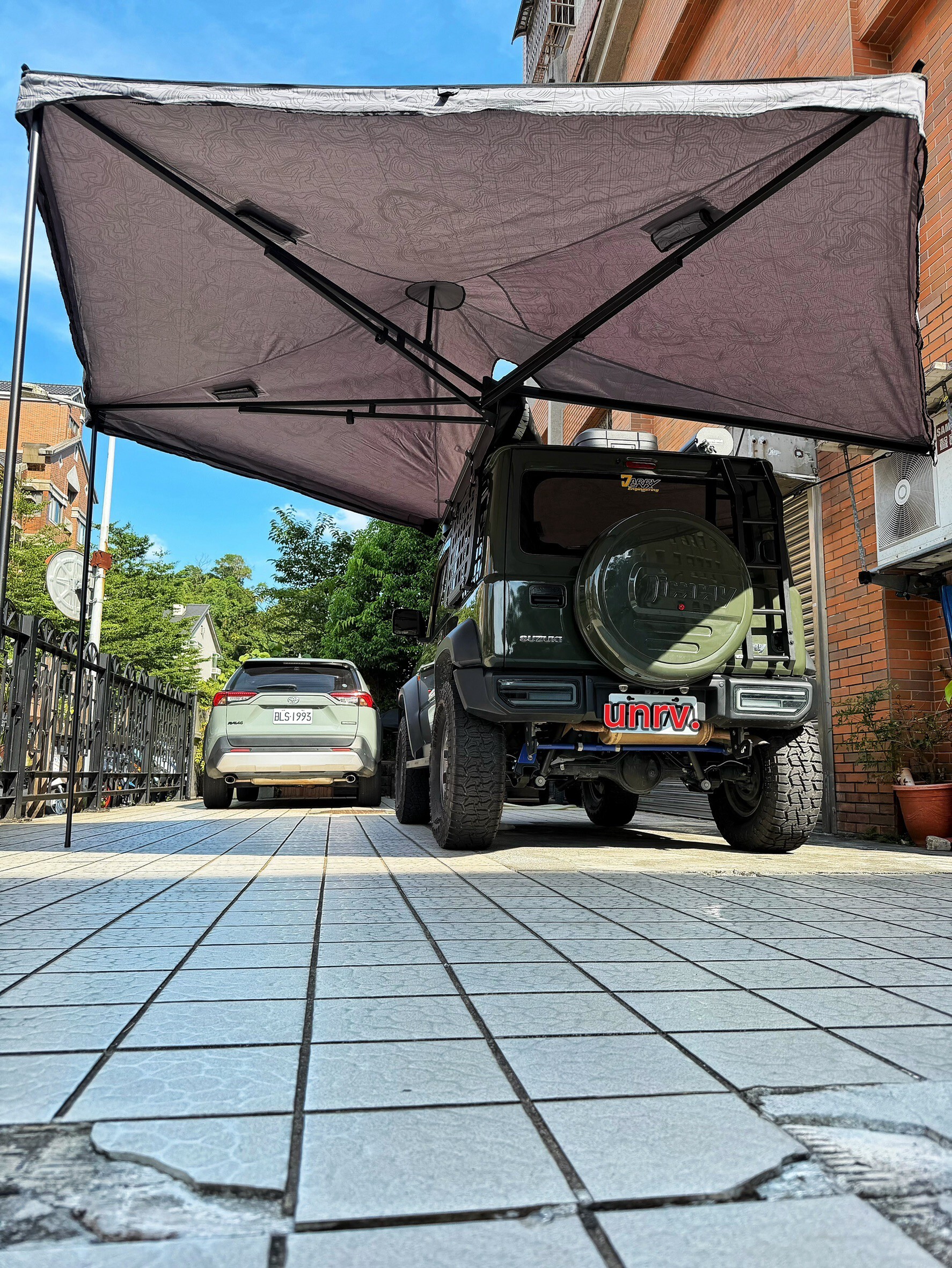 Suzuki Jimny JB74 露營車泊搭配 YAKIMA 270 2.25 m 車邊帳