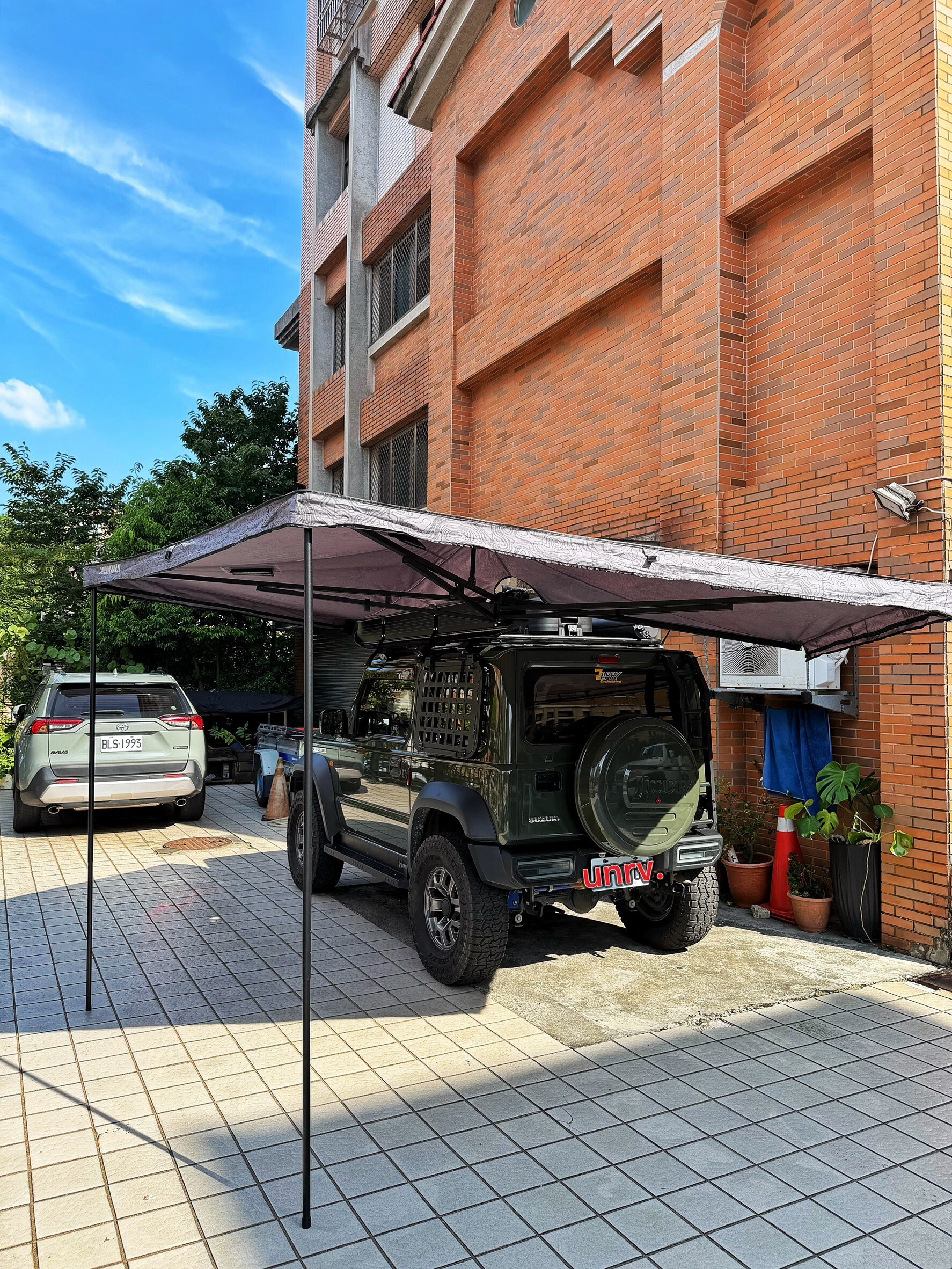 Suzuki Jimny 越野露營使用 YAKIMA OverNOut 270 2.25 m 蝙蝠帳