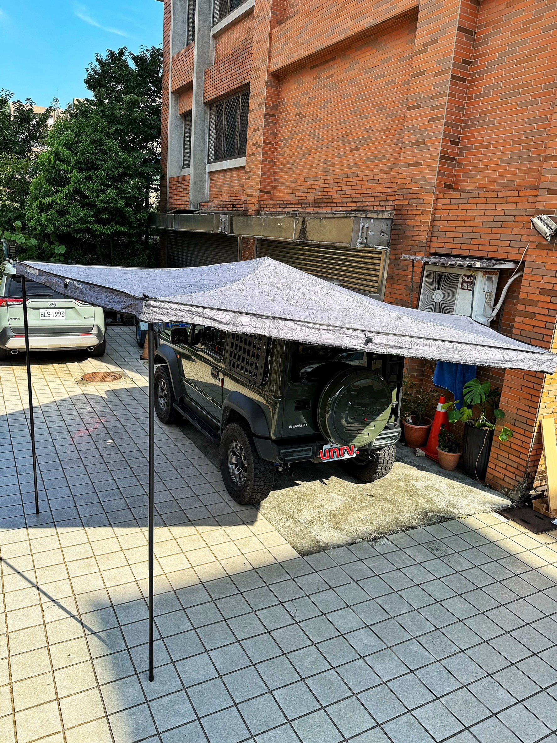 Suzuki Jimny 越野露營使用 YAKIMA OverNOut 270 2.25 m 蝙蝠帳