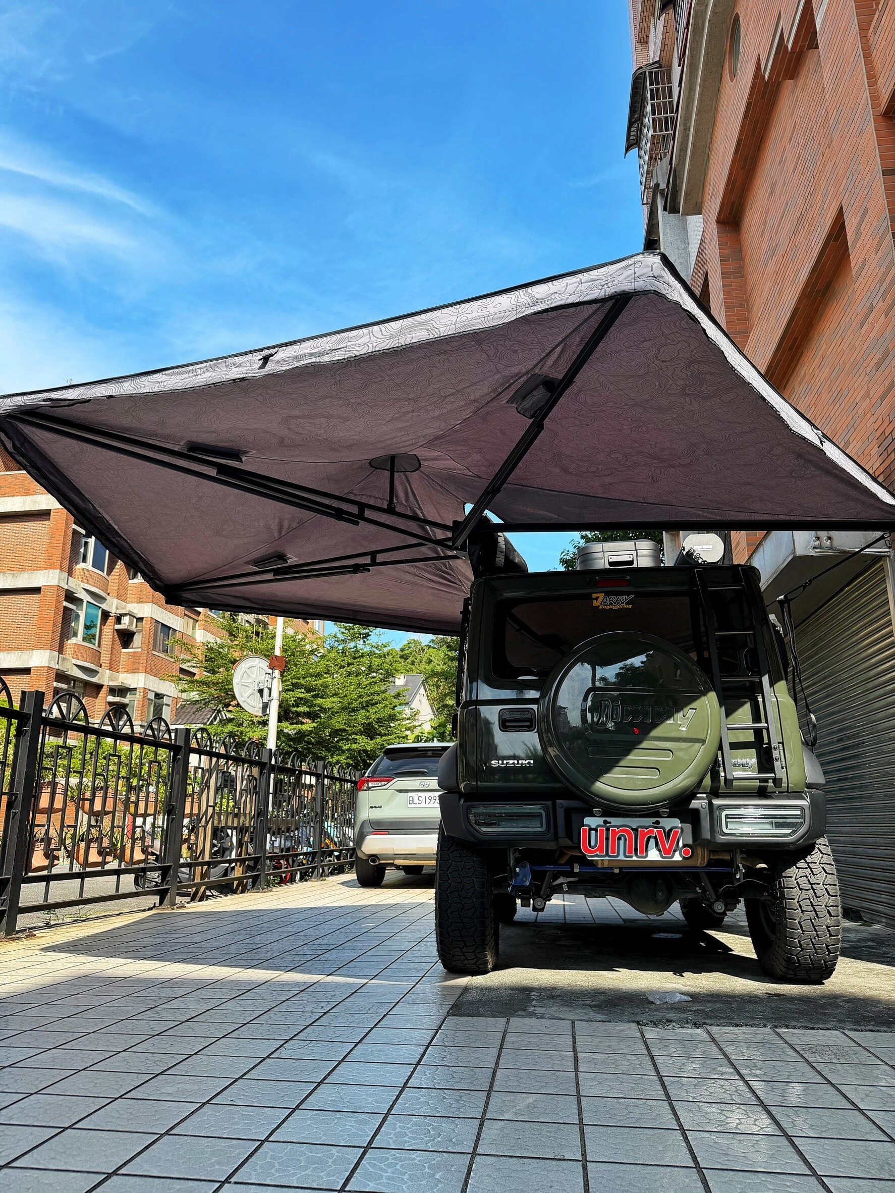 YAKIMA OverNOut 270 2.25 m vehicle awning installed on Suzuki Jimny JB74