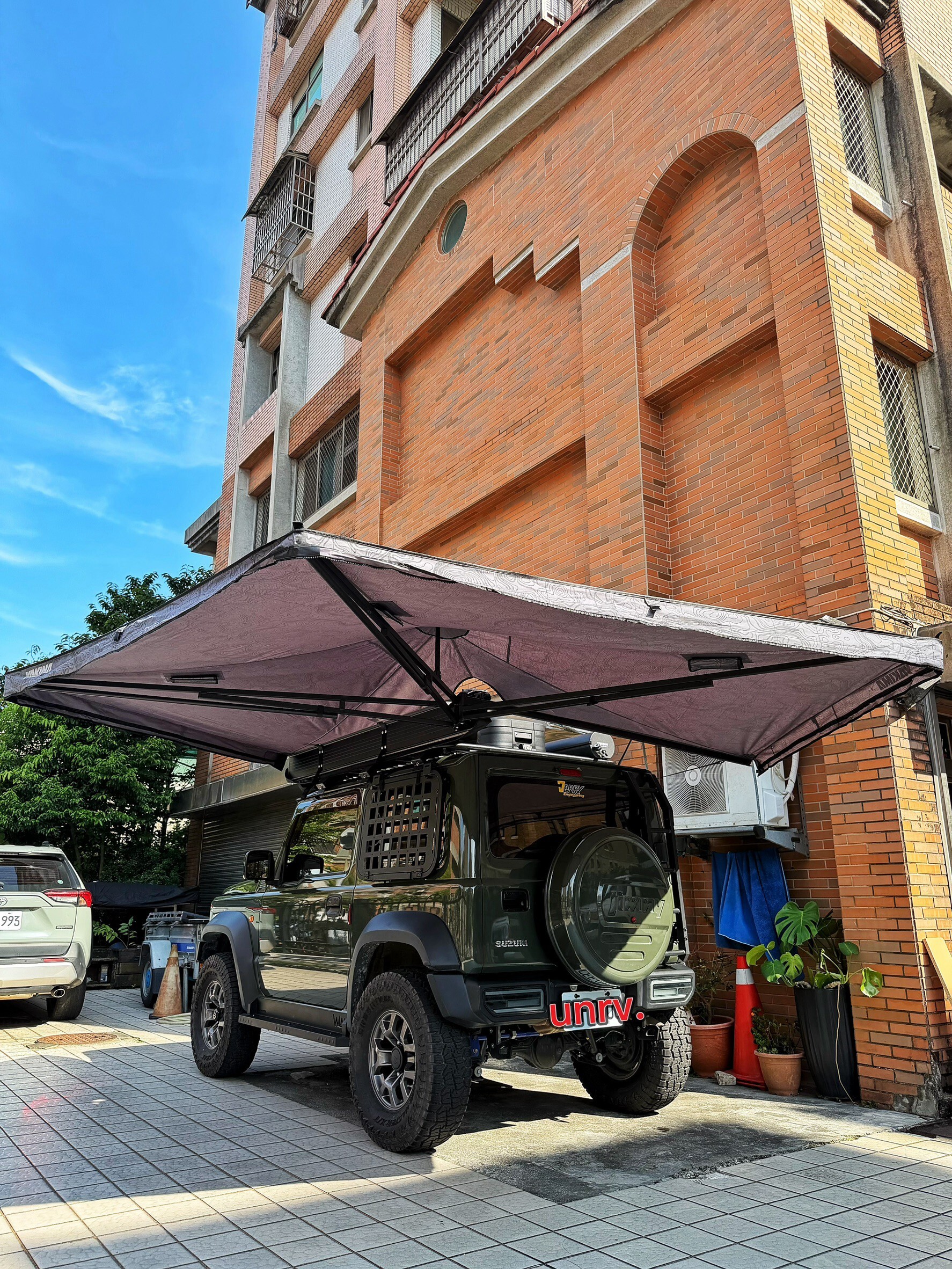 Suzuki Jimny JB74 overlanding setup with YAKIMA 2.25 m batwing awning