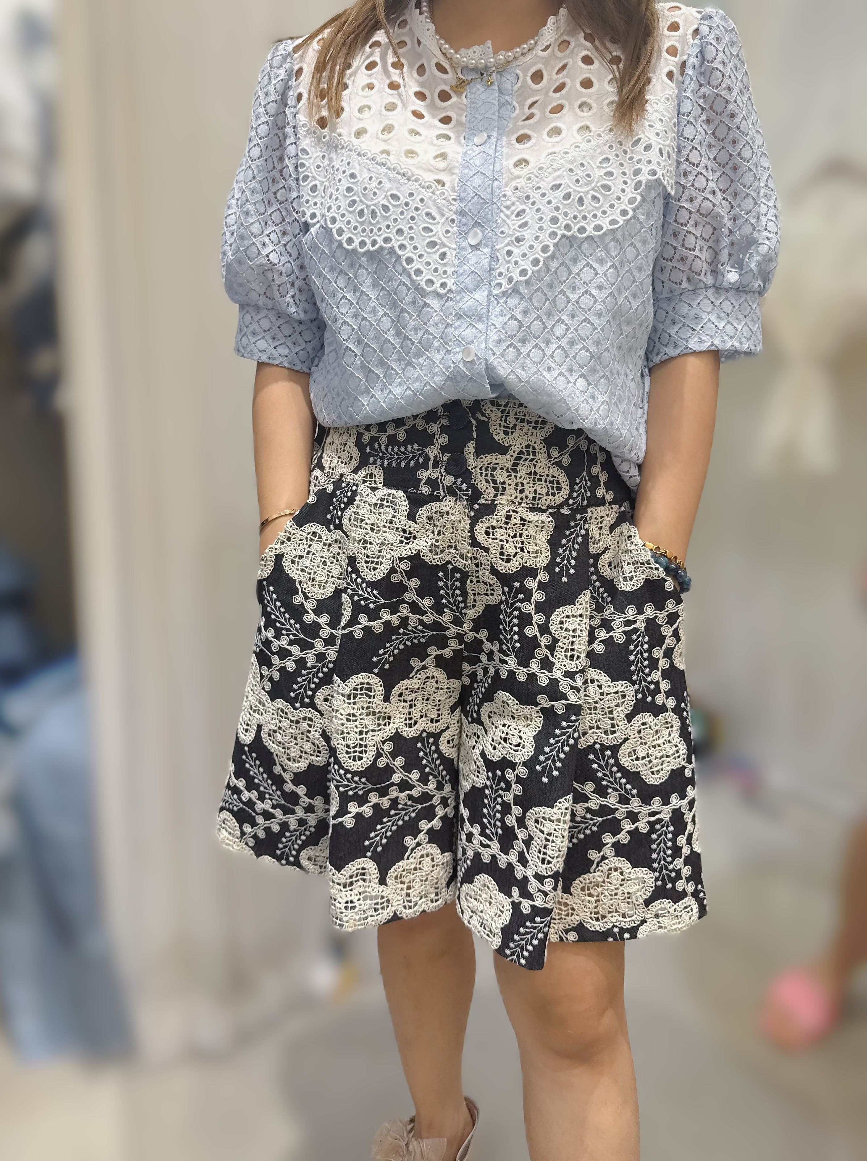 Y22   秋裝刺繡橡根牛仔褲 腰26-36 HIP54 長18    $399