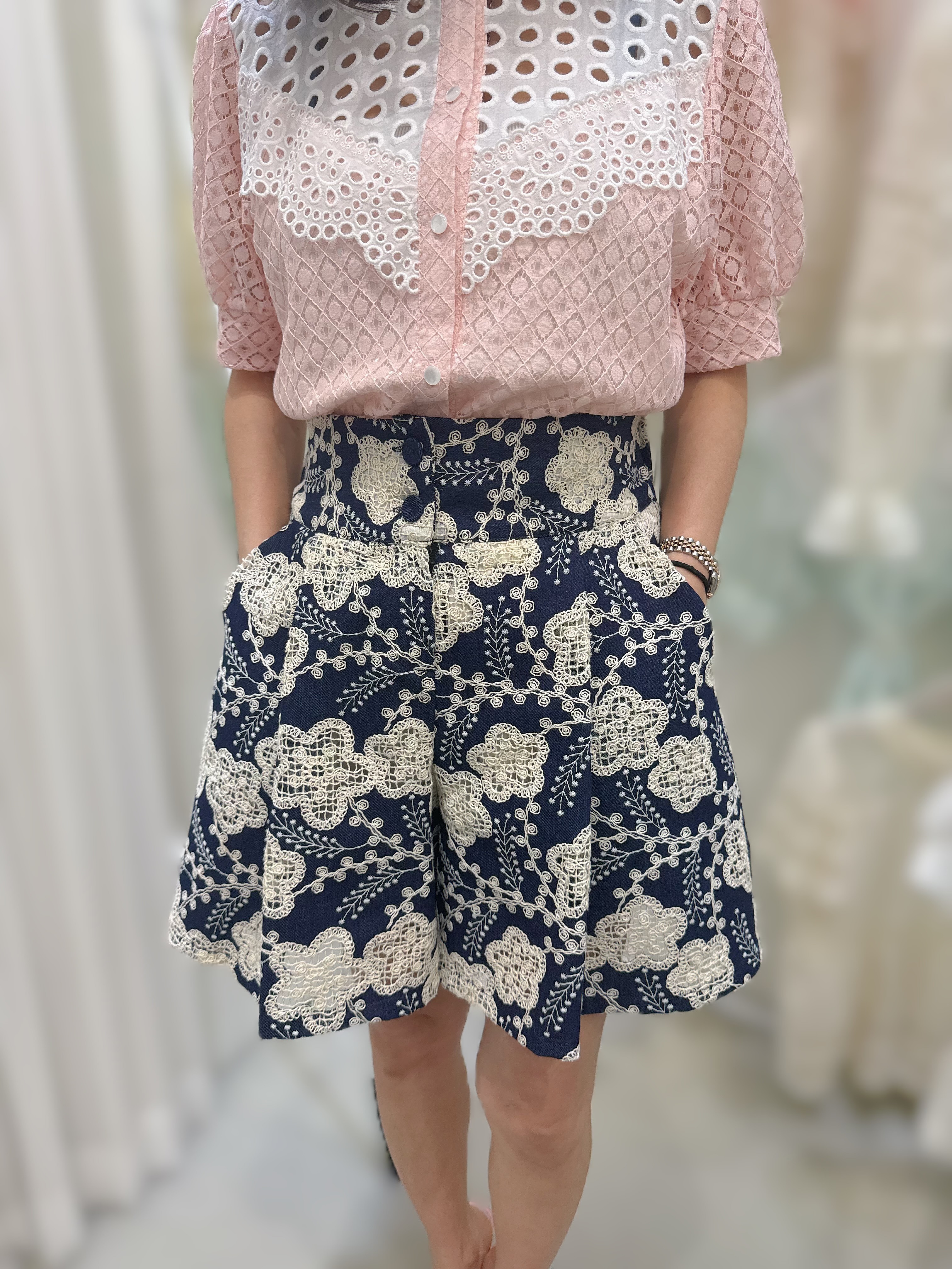 Y22   秋裝刺繡橡根牛仔褲 腰26-36 HIP54 長18    $399