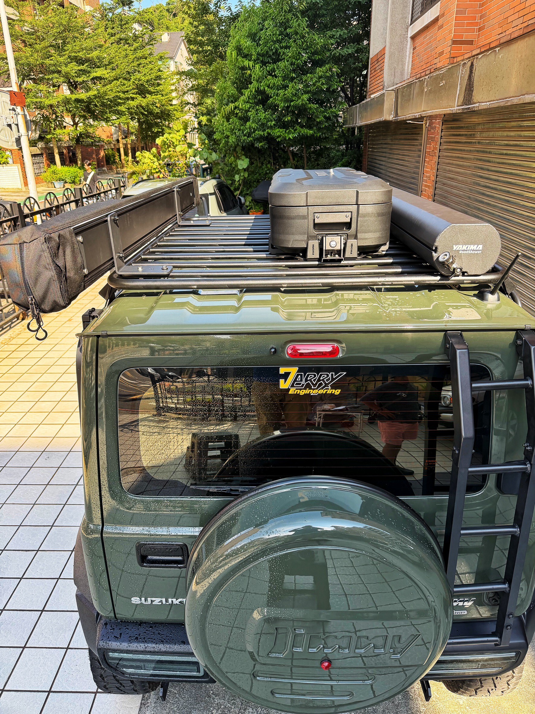 YAKIMA RoadShower 7G 車頂水箱安裝於 Suzuki Jimny JB74