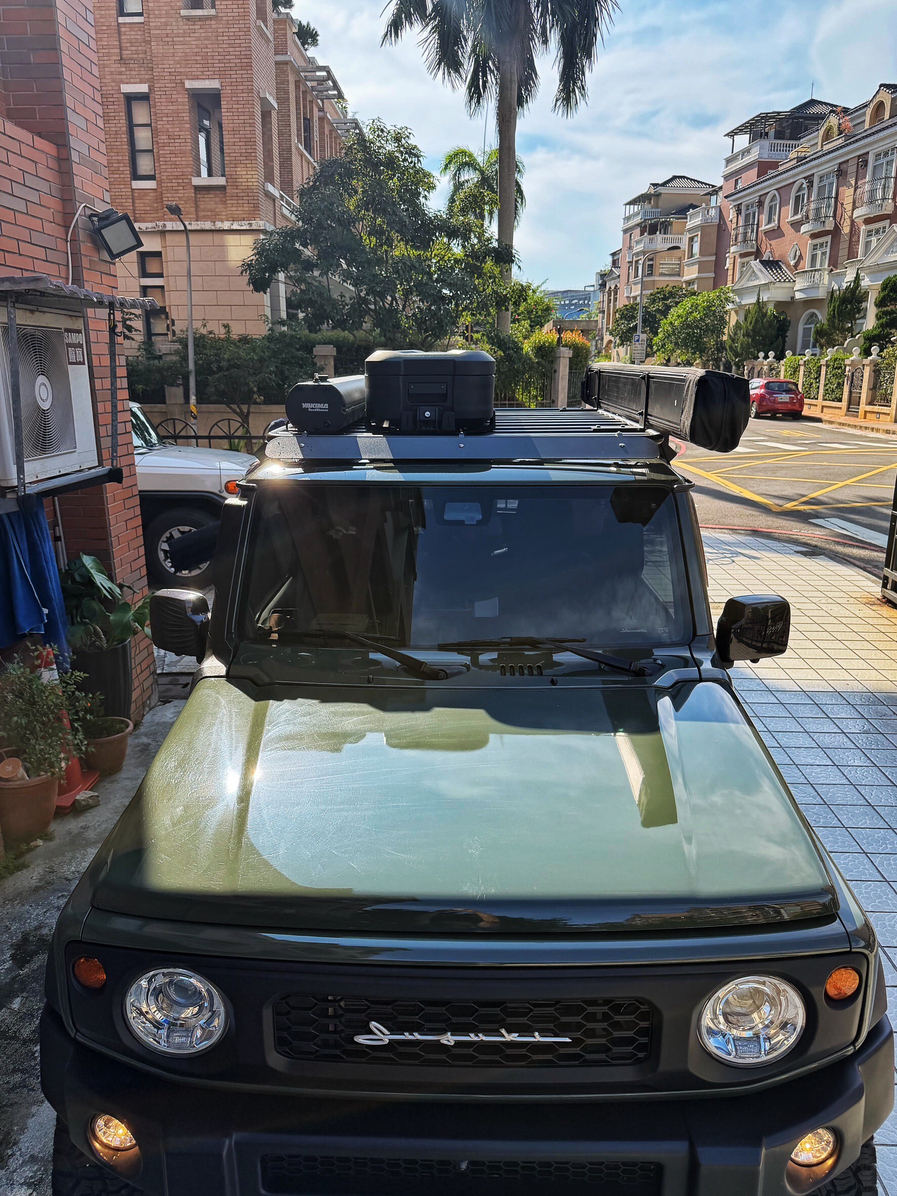 Suzuki Jimny JB74 露營車泊搭配 YAKIMA RoadShower 車頂水箱