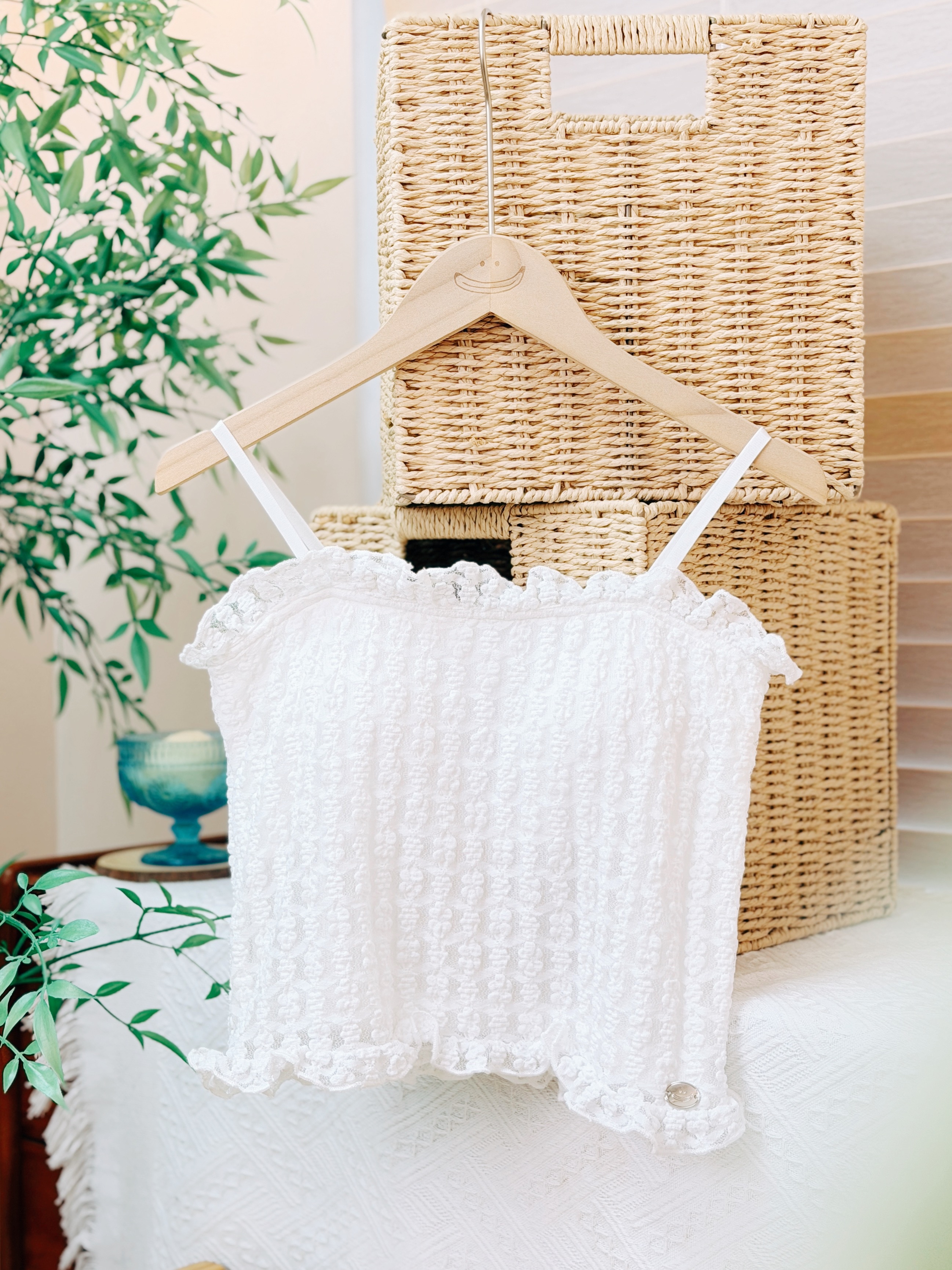 白色 / 2WAY空氣感花樣小背心 [附胸墊] / 2-Way Floral Textured Padded Cami Top