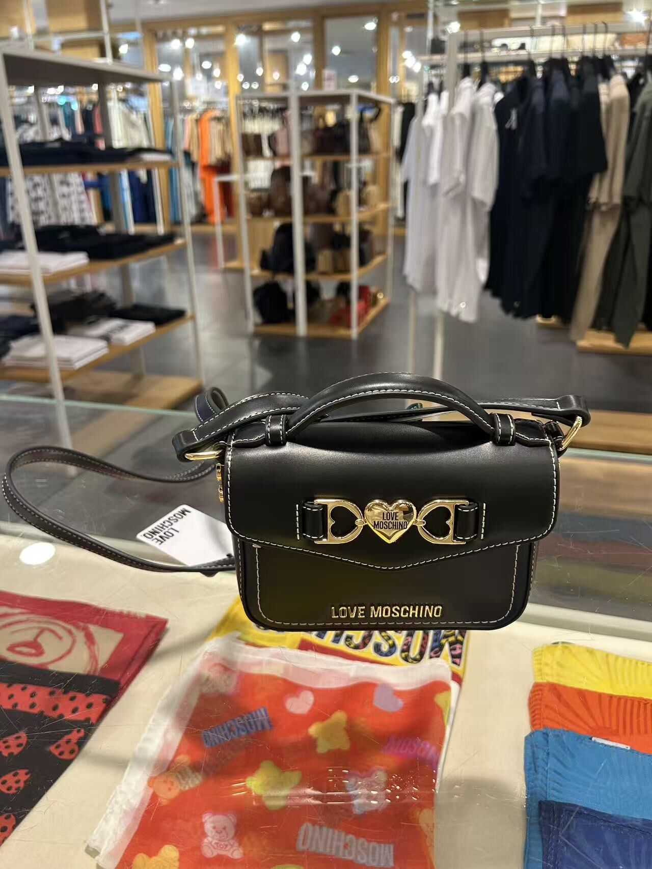 LYS02197 Love Moschino 皮革心形Logo斜孭袋
