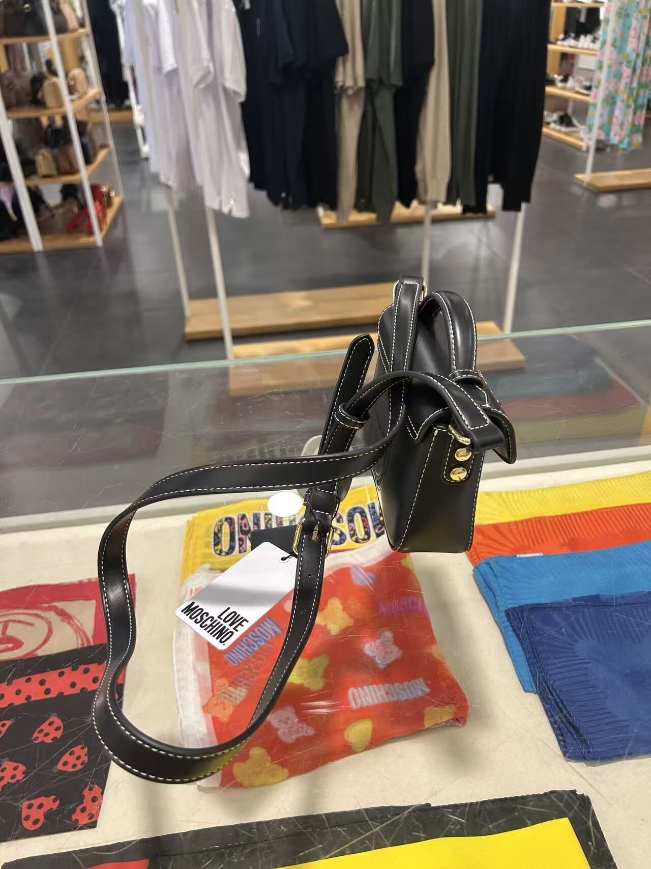 LYS02197 Love Moschino 皮革心形Logo斜孭袋