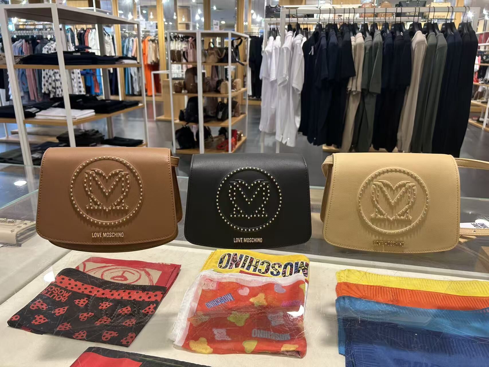 LYS02200 Love Moschino 窩釘logo 馬鞍袋