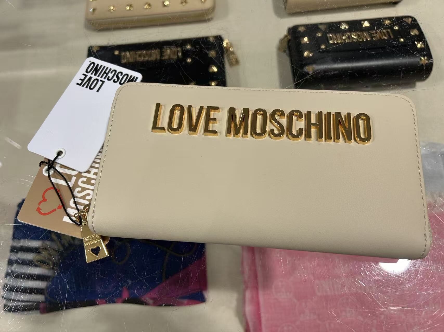 LYS02203 Love Moschino 立體金屬字母拉鏈長銀包象牙白