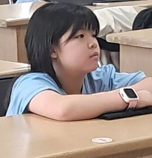 學童專注學習書法課程