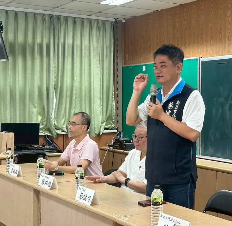 新莊區中港國小李後榮校長、張炳煌教授與蔡健棠議員合影