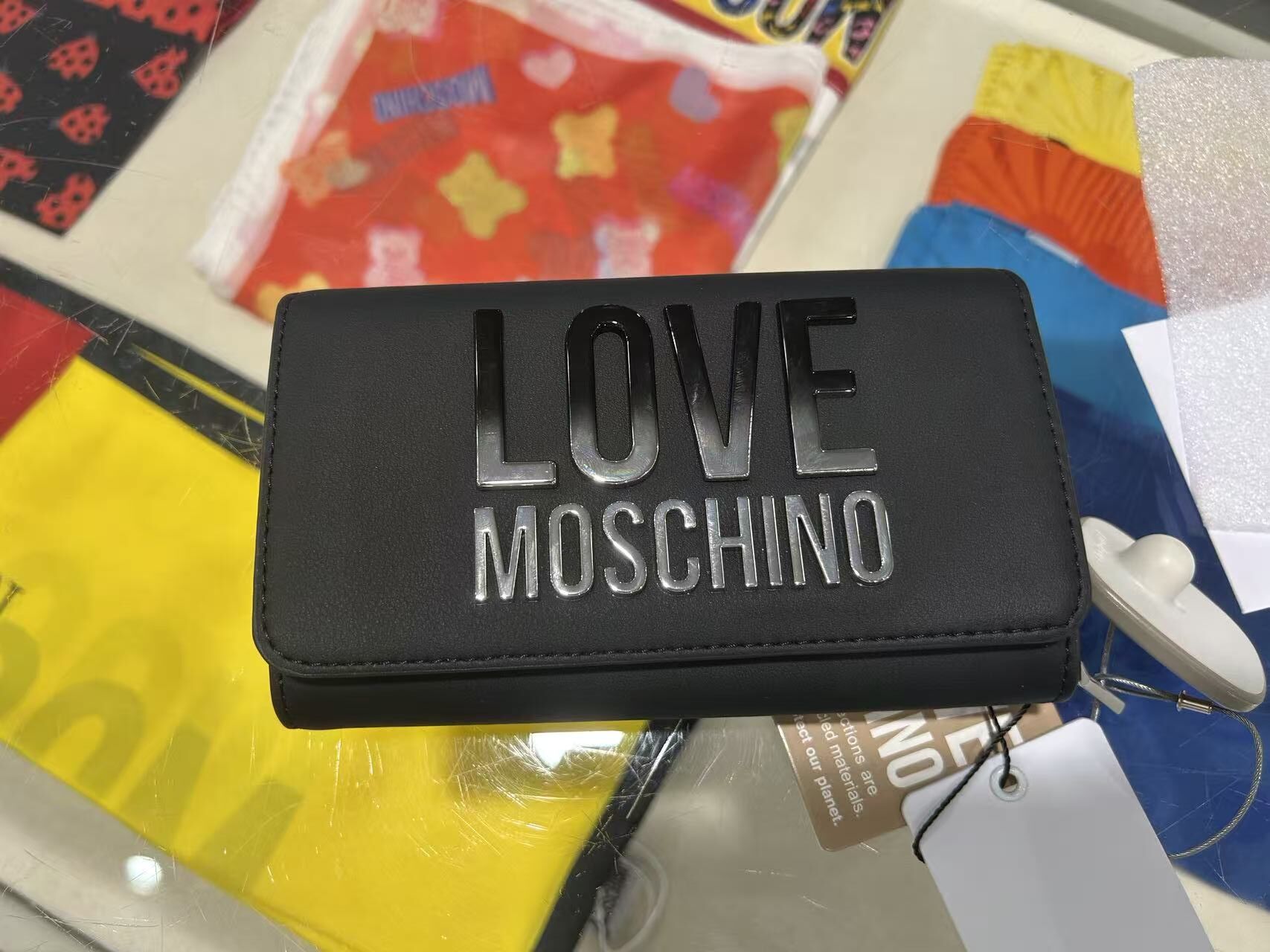 LYS02207 Love Moschino 立體金屬字母啪鈕長銀包黑色
