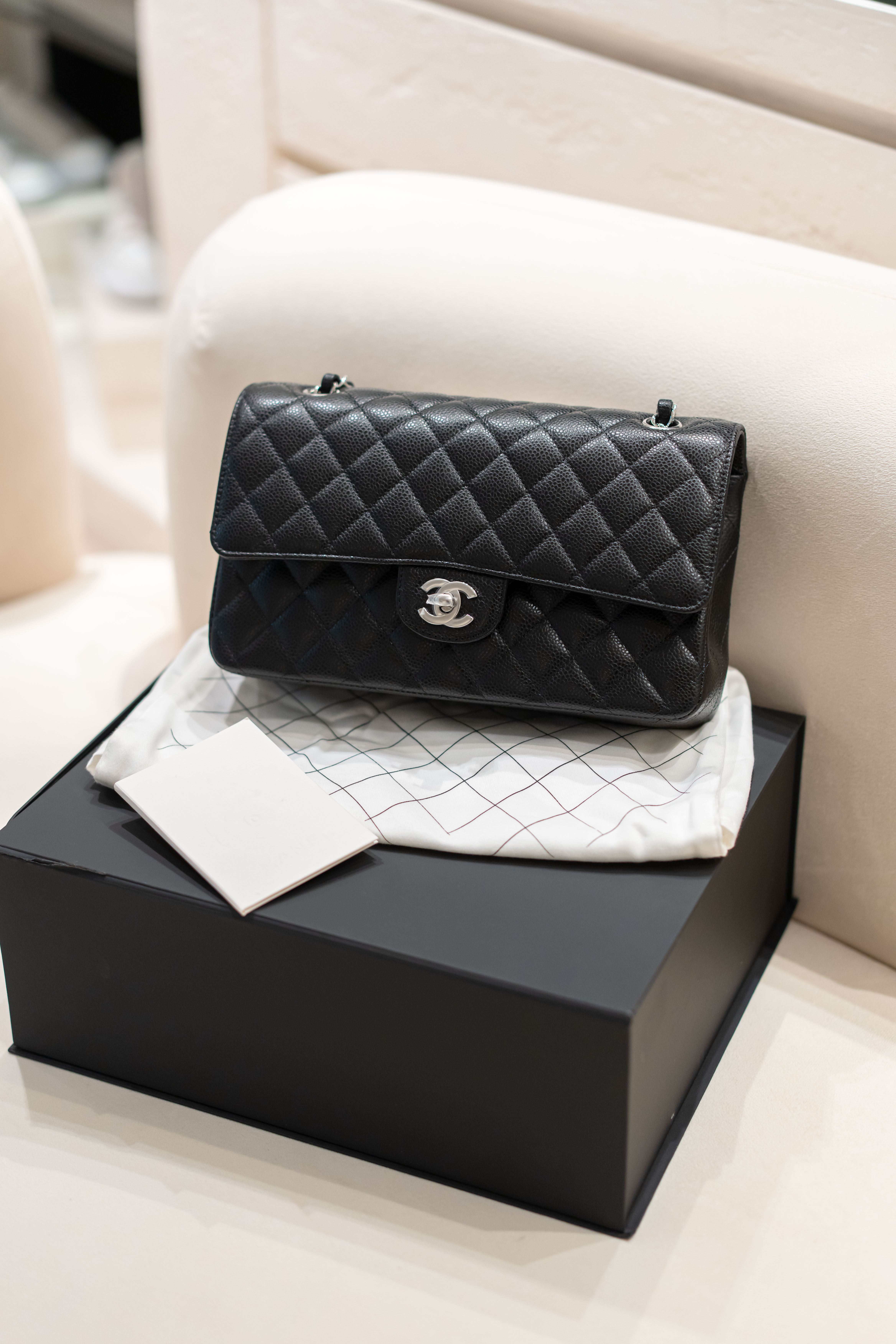 Chanel Classic Flap CF 經典銀扣菱格皮 魚子醬色 中號 黑色