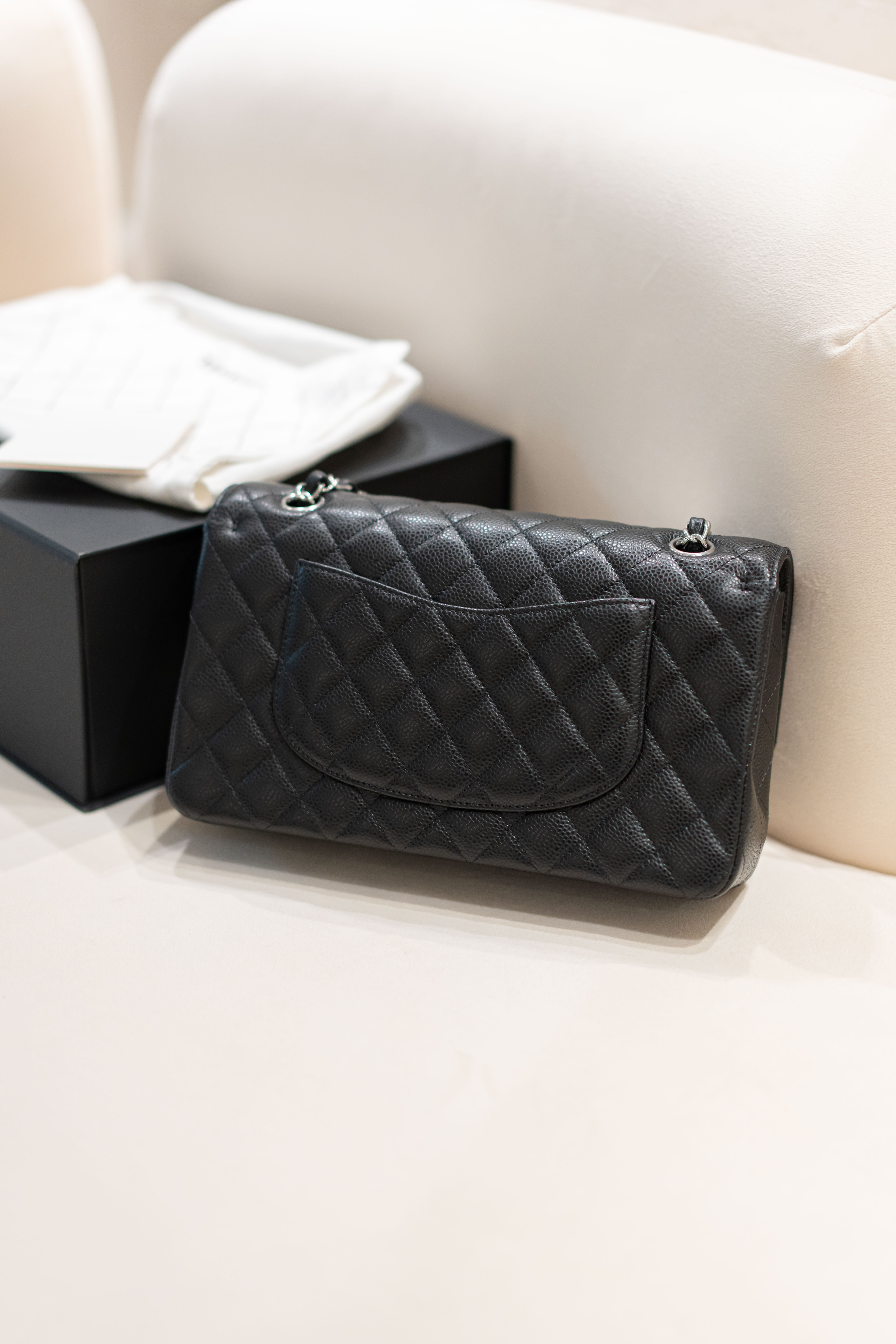 Chanel Classic Flap CF 經典銀扣菱格皮 魚子醬色 中號 黑色