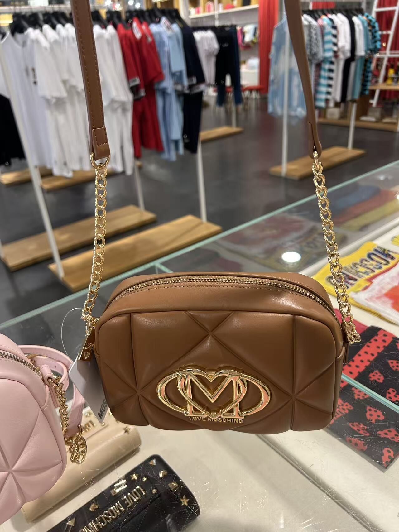 LYS02210 Love Moschino 金色字母Logo皮鏈斜揹袋