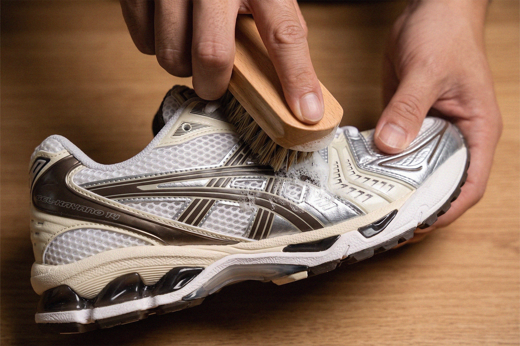防御工事洗鞋特工清潔保養雙效慕斯與豬鬃毛刷 ASICS Gel-Kayano 14 效果實測