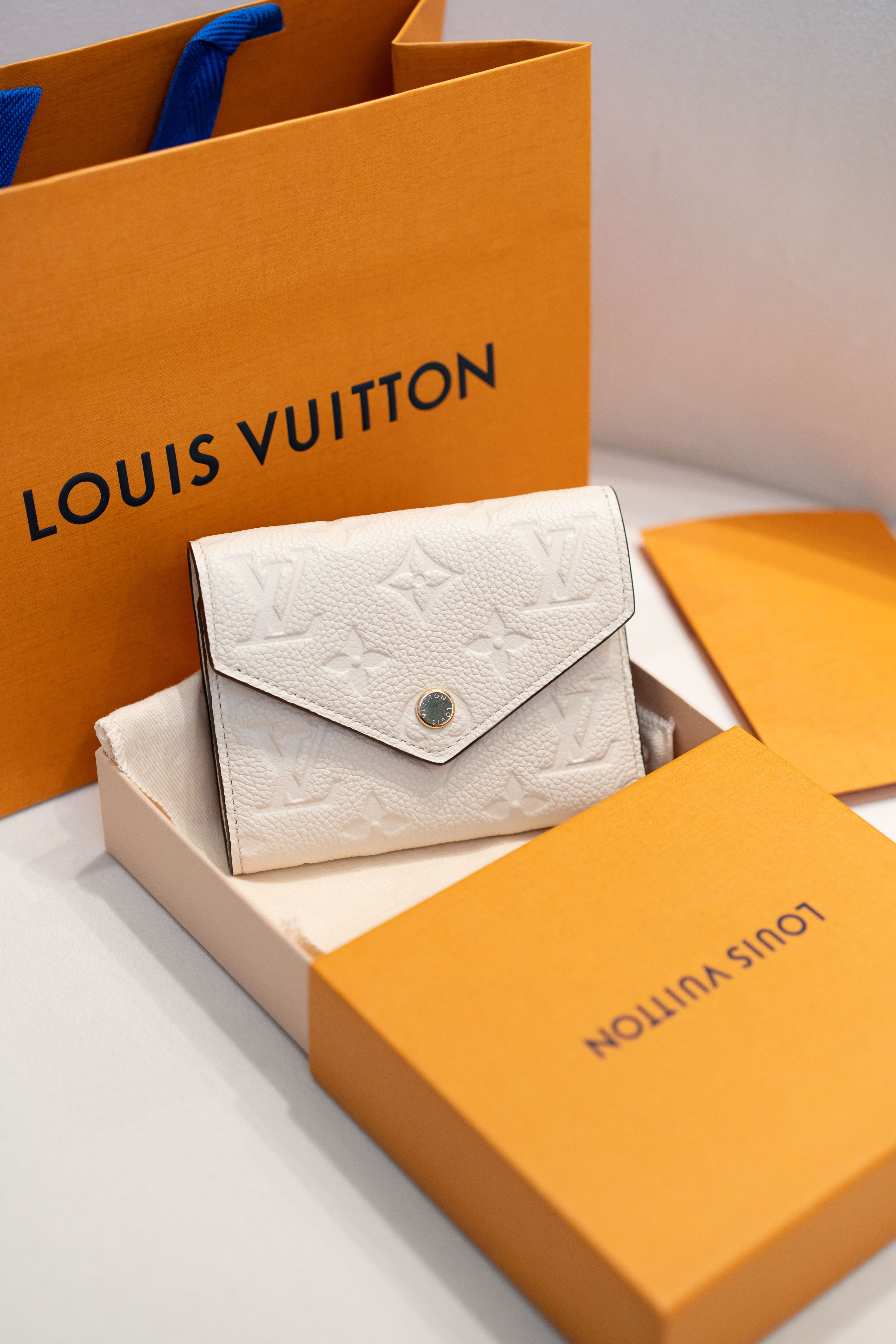 Louis Vuitton LV Victorine 錢包 Monogram Empreinte 皮革 白色