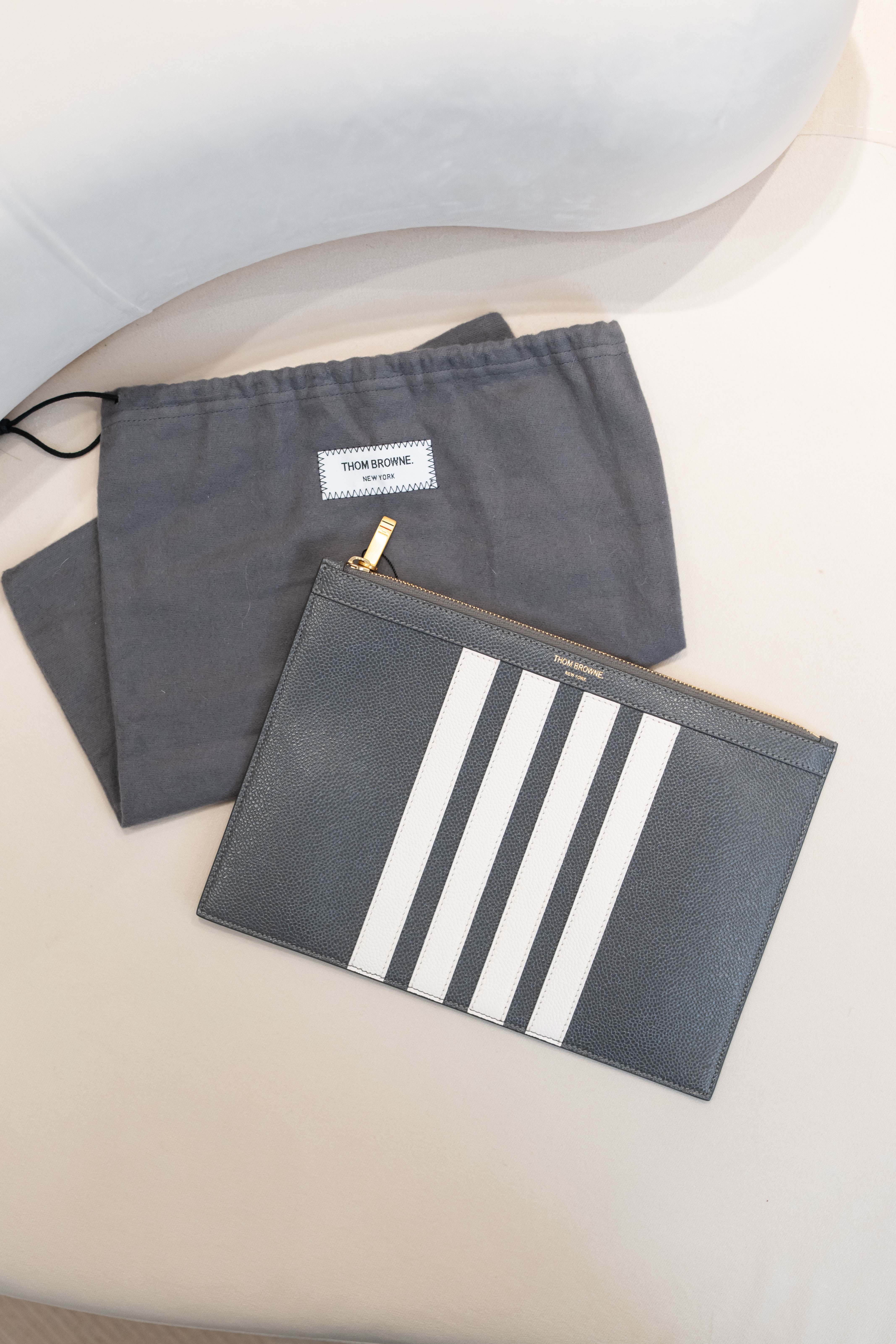 【全新閒置】Thom Browne 四條紋皮革手拿包