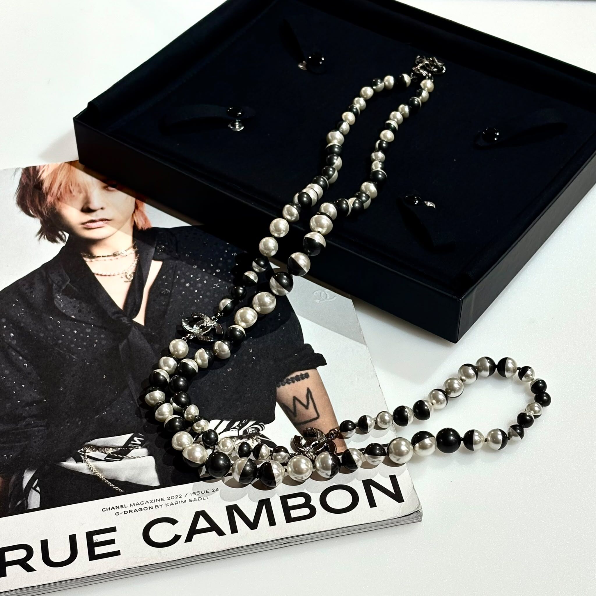 全新CHANEL長頸鏈, Long Necklace, 黑灰色/白色珍珠與黑灰色復古金屬雙C Logo #BRAND NEW #香榭站正品