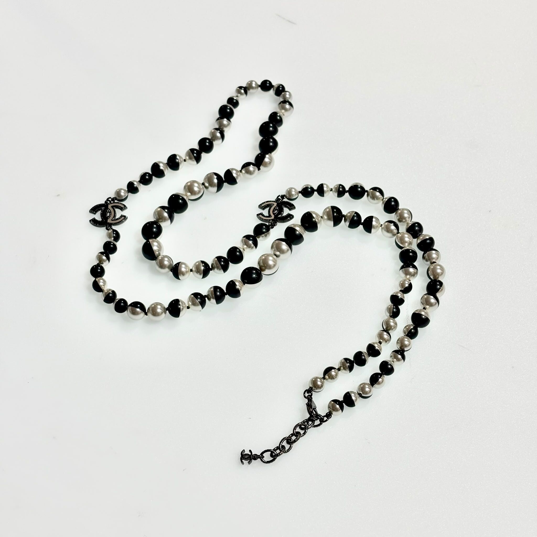 全新CHANEL長頸鏈, Long Necklace, 黑灰色/白色珍珠與黑灰色復古金屬雙C Logo #BRAND NEW #香榭站正品