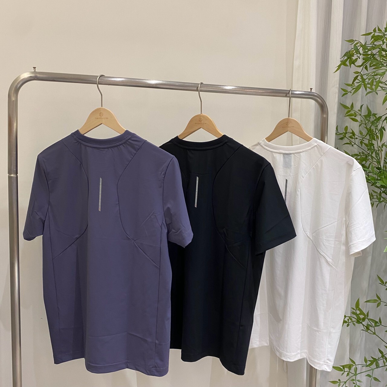 Descente 迪桑特  肩膀小箭頭涼感短 T SR313TTS71