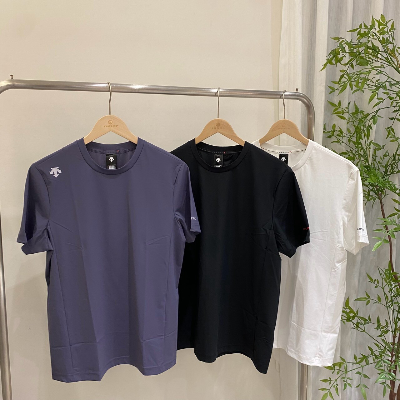 Descente 迪桑特  肩膀小箭頭涼感短 T SR313TTS71