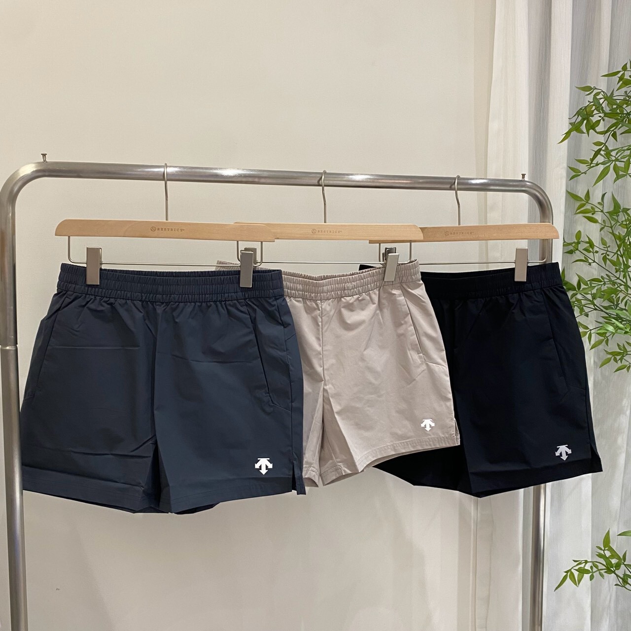 Descente 迪桑特 基礎純色高彈運動短褲 SR323RHP75