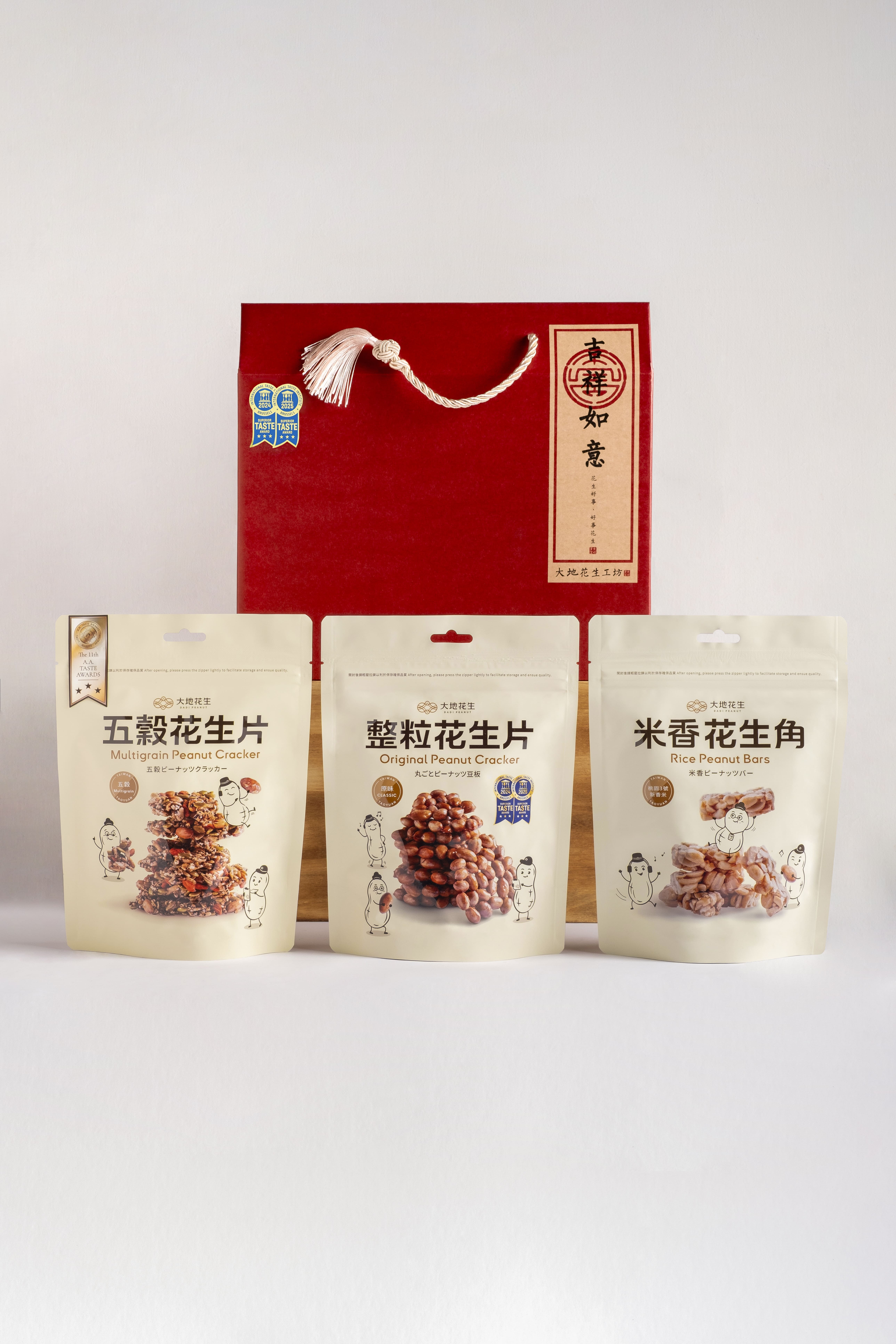 大地花生經典花生糖三入禮盒，內含整粒花生片、五穀花生片與米香花生角
