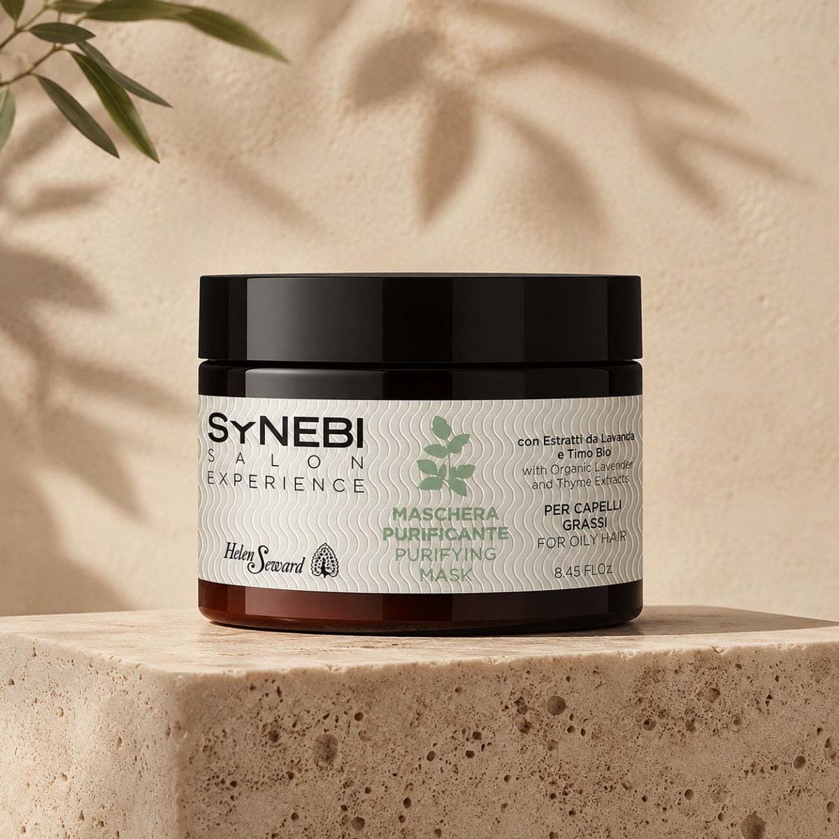 頭髮容易出油怎麼辦？深層清潔頭皮推薦 SYNEBI 淨化皮脂泥膜，適合頭髮容易出油者每週 1 到 2 次使用，幫助吸附多餘油脂與老廢角質。