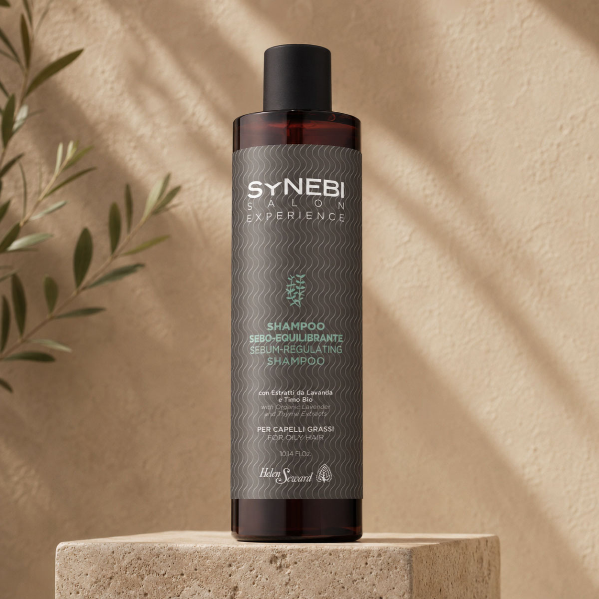 頭髮容易出油洗髮精推薦，SYNEBI 皮脂平衡洗髮精產品圖，適合油性頭皮與頭髮容易出油者日常清潔使用，幫助維持頭皮油水平衡。