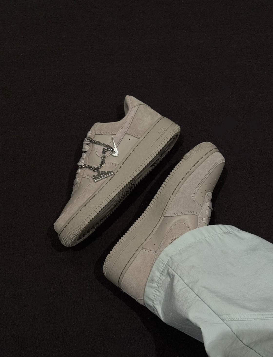 <燕麥美拉德🪨>NIKE AIR FORCE 1 '07 AF1 國外限定色 燕麥美拉德 奶灰 麂皮 金屬墜飾 女鞋