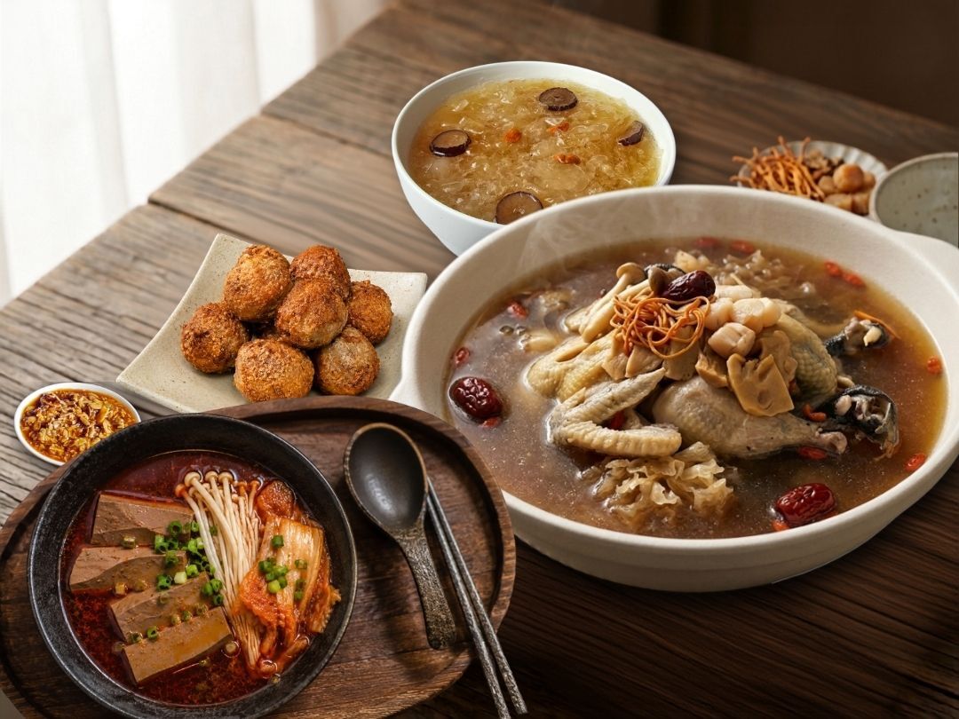 養泉商行常溫與冷凍即食料理情境，展現多樣台灣風味料理與家庭餐桌。