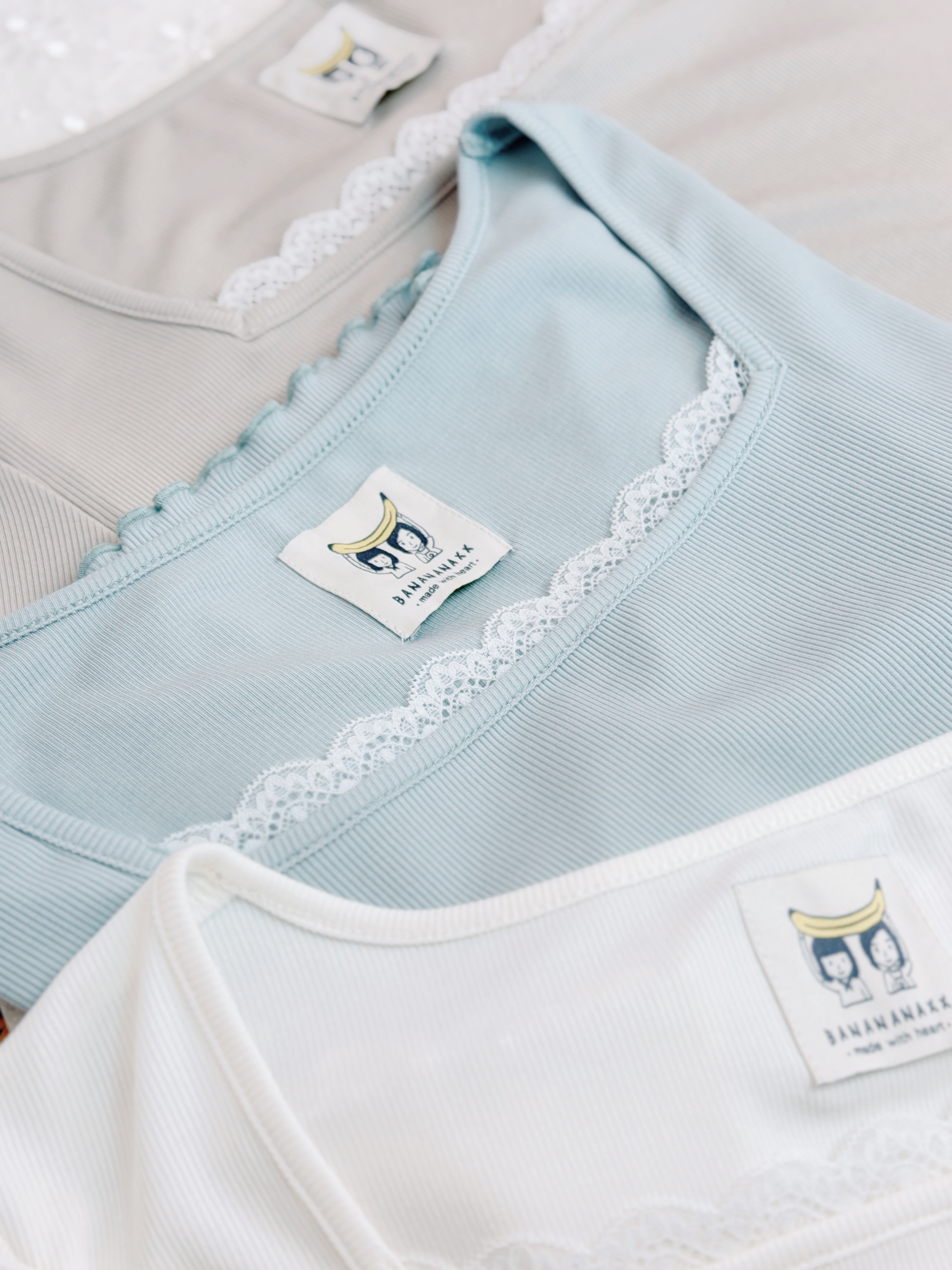 三色 / 蕾絲方領滾邊短袖上衣 / Lace-Trimmed Square Neck Ribbed Top