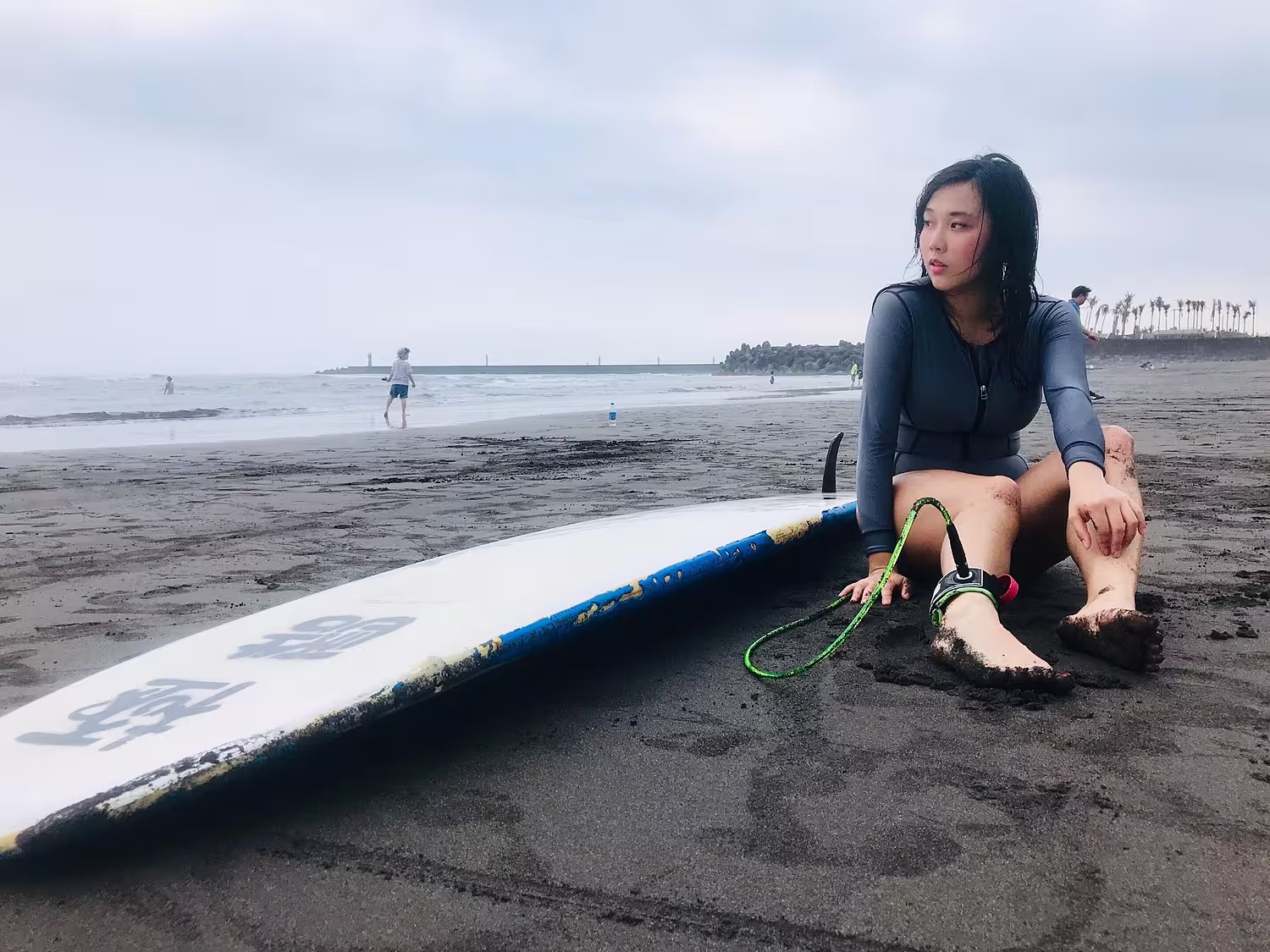 美杜莎創辦人在海邊進行衝浪運動